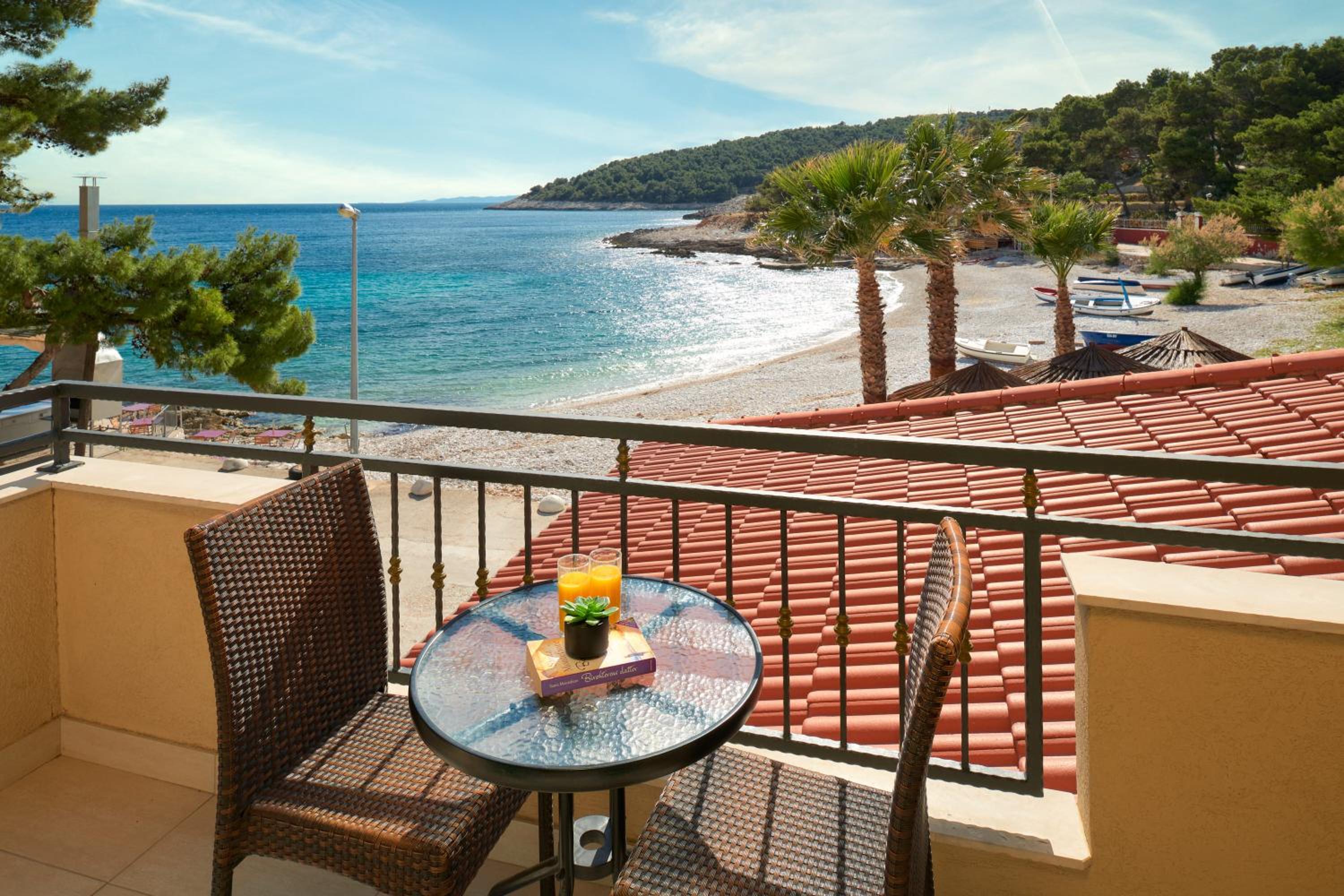 Suite with Balcony and Sea View - Photo 12