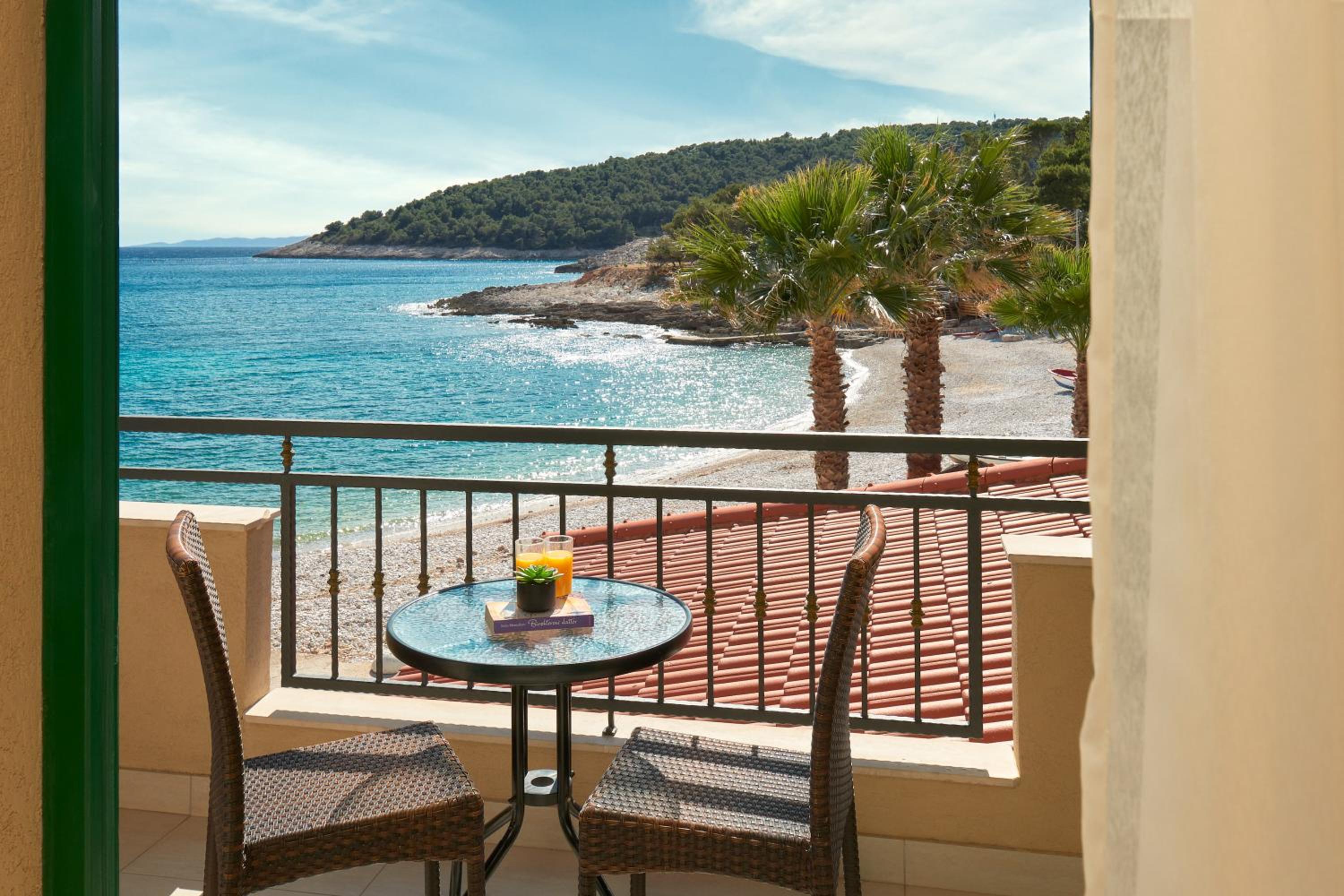 Suite with Balcony and Sea View - Photo 17