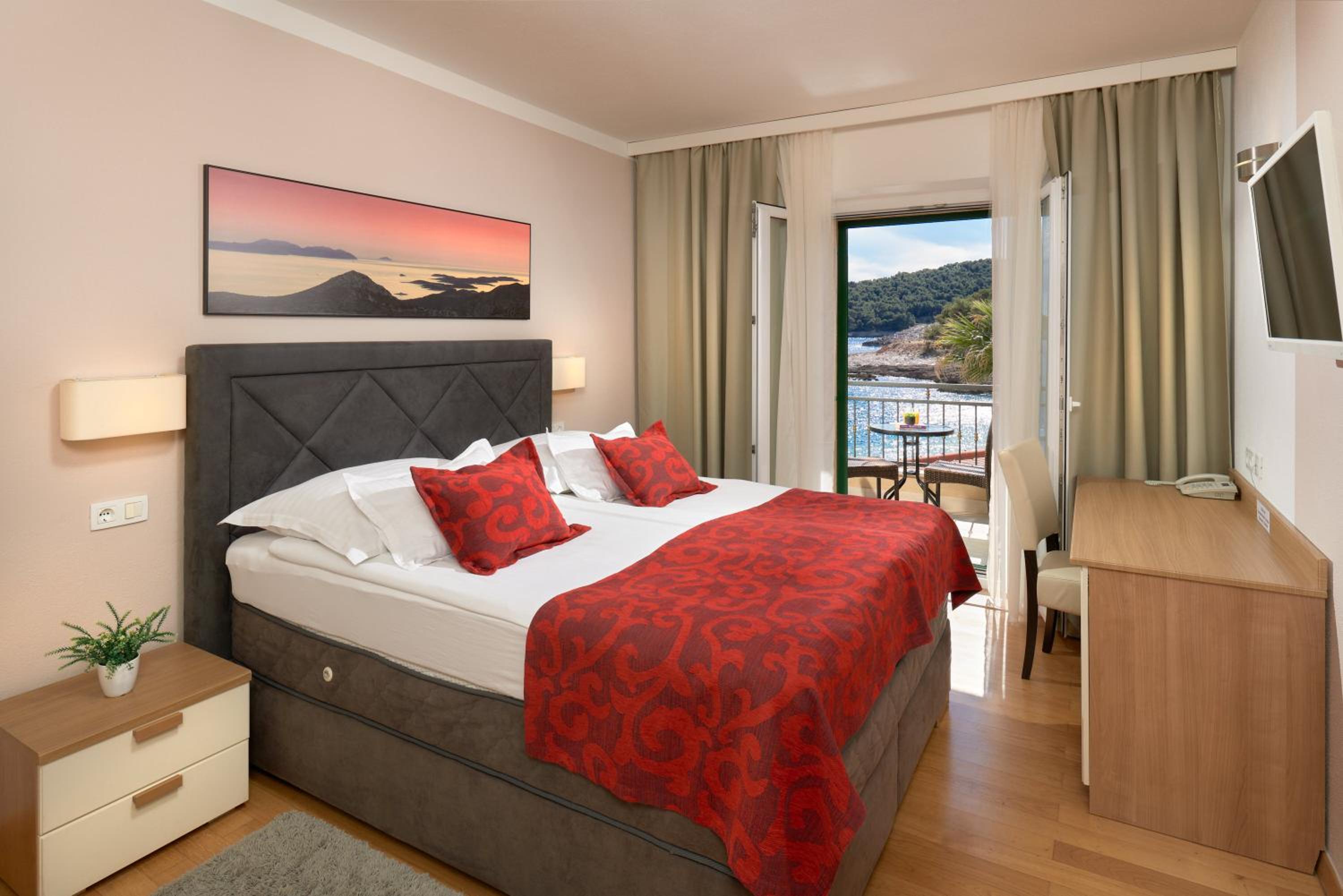 Suite with Balcony and Sea View - Photo 15