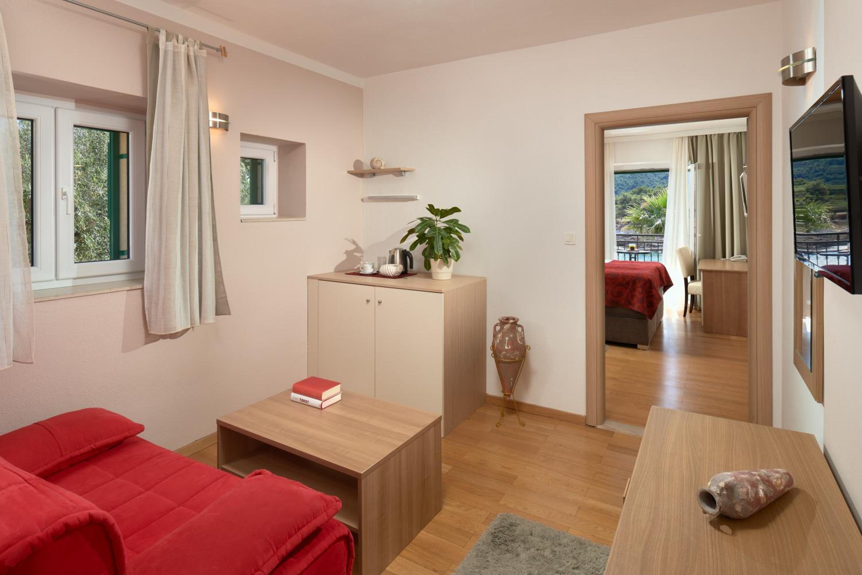 Suite with Balcony and Sea View - Photo 14
