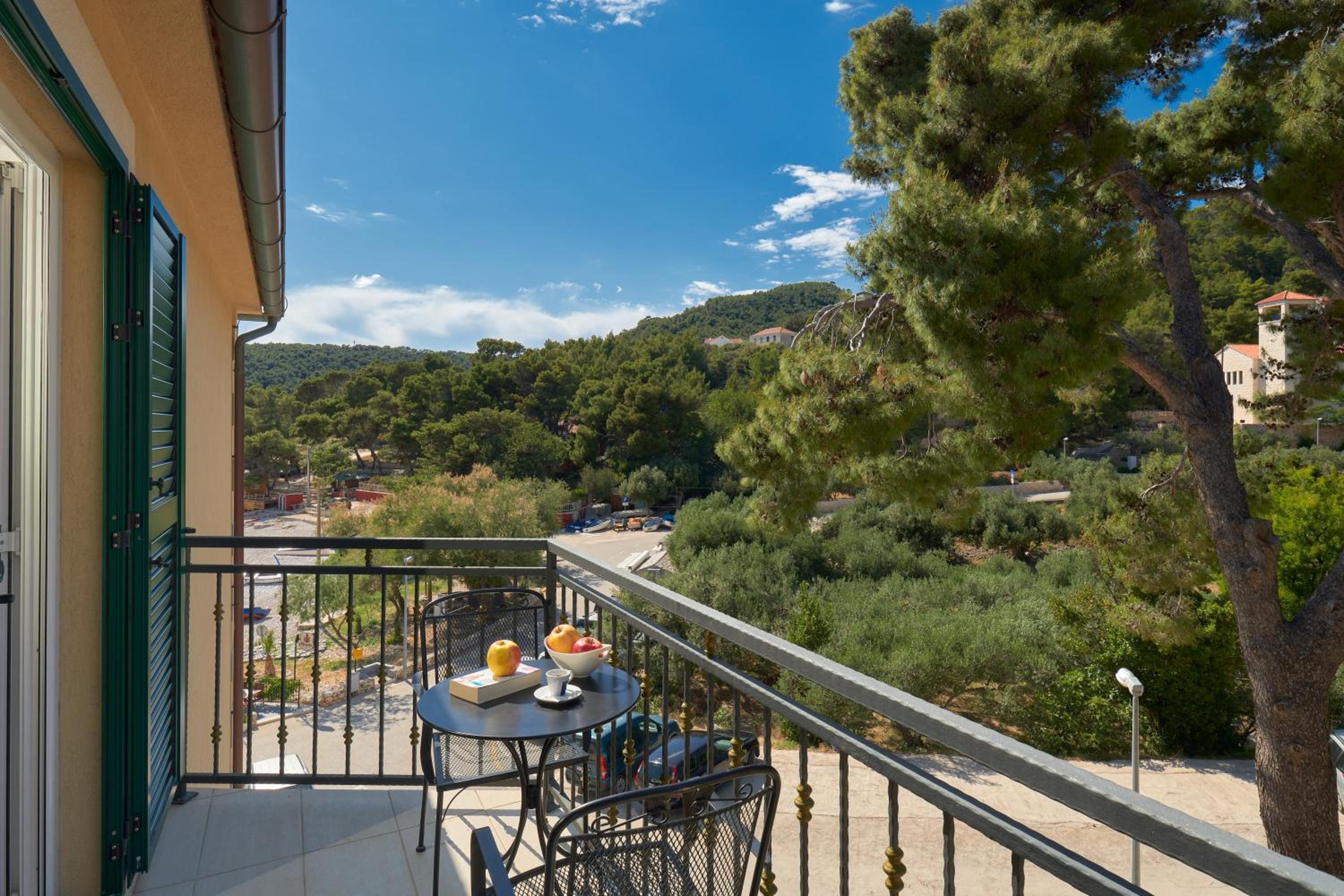 Double Room with Pool View - Photo 3