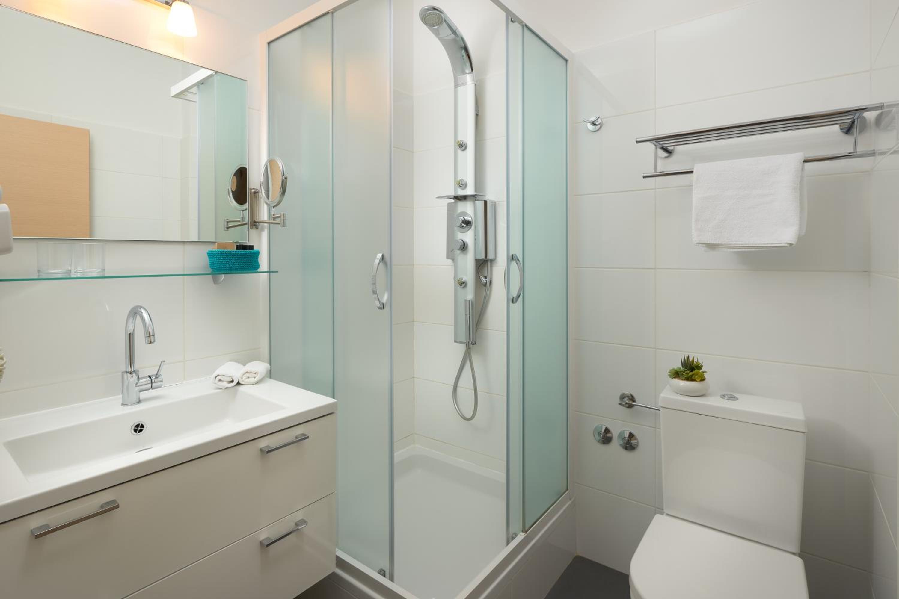 Suite with Balcony and Sea View - Photo 5