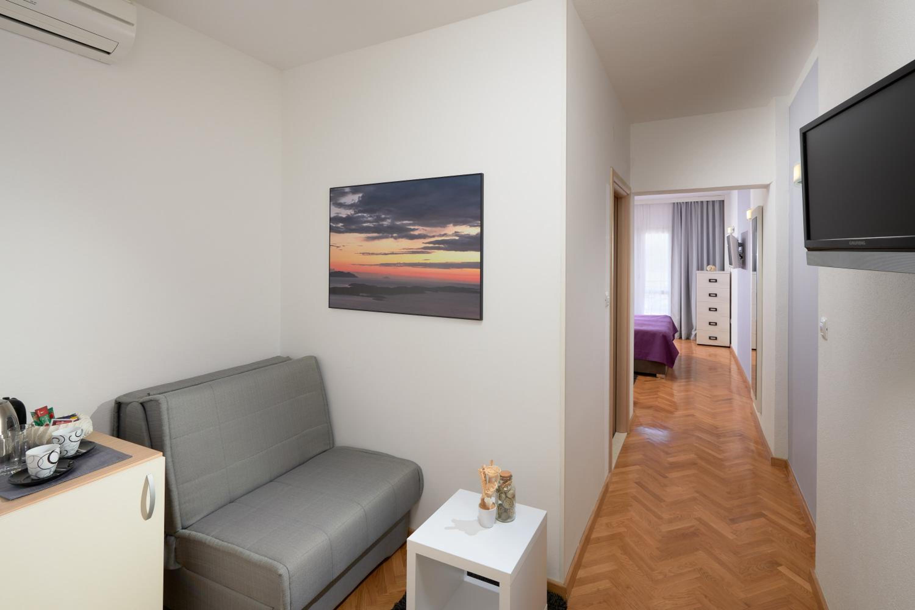 Deluxe Double Room with Balcony and Sea View - Photo 8