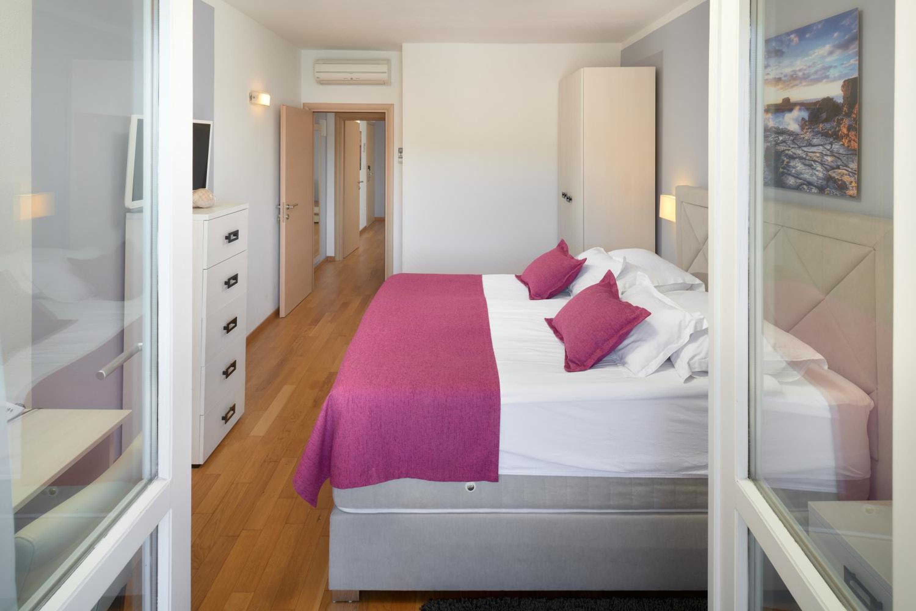 Suite with Balcony and Sea View - Photo 13
