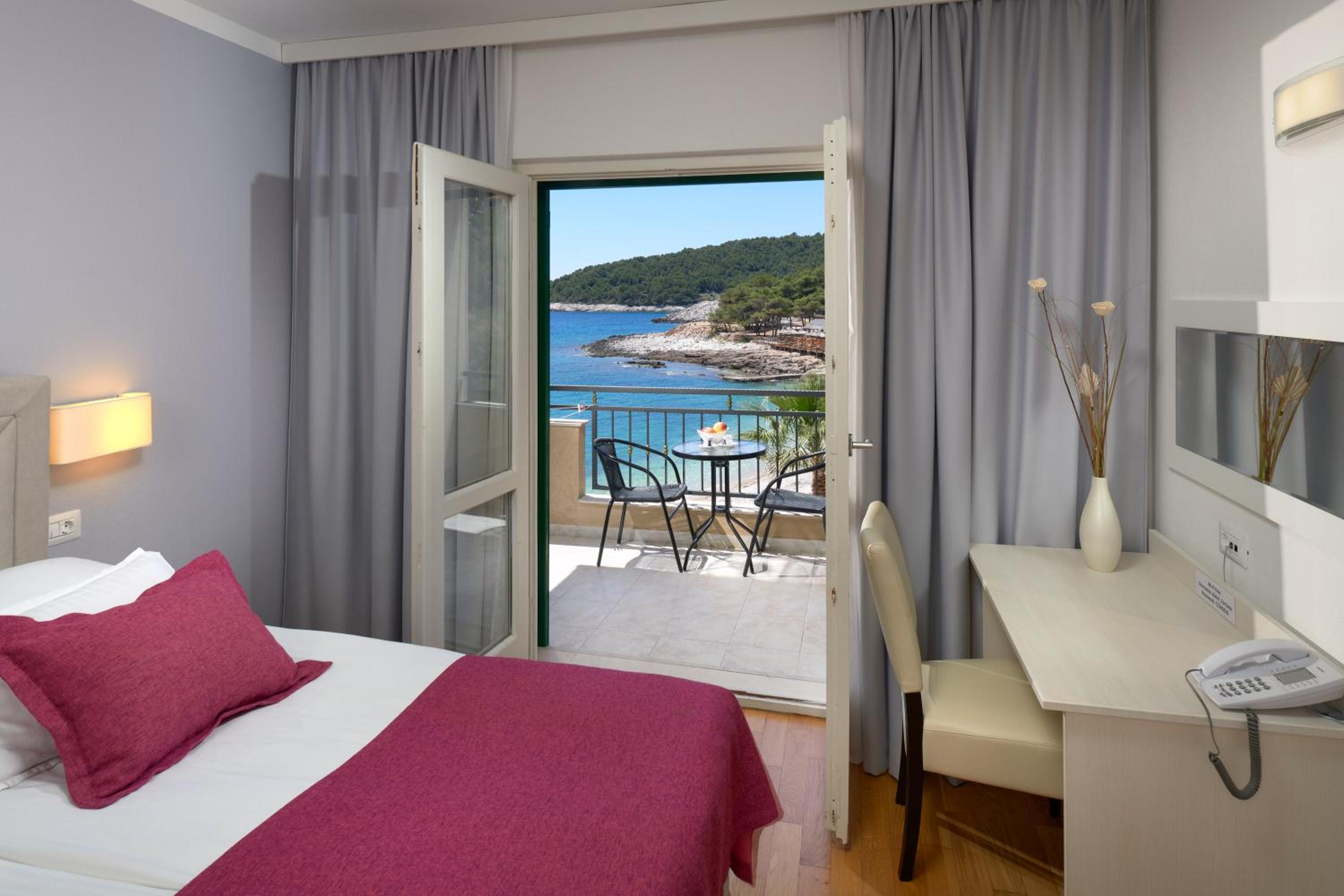 Suite with Balcony and Sea View - Photo 10