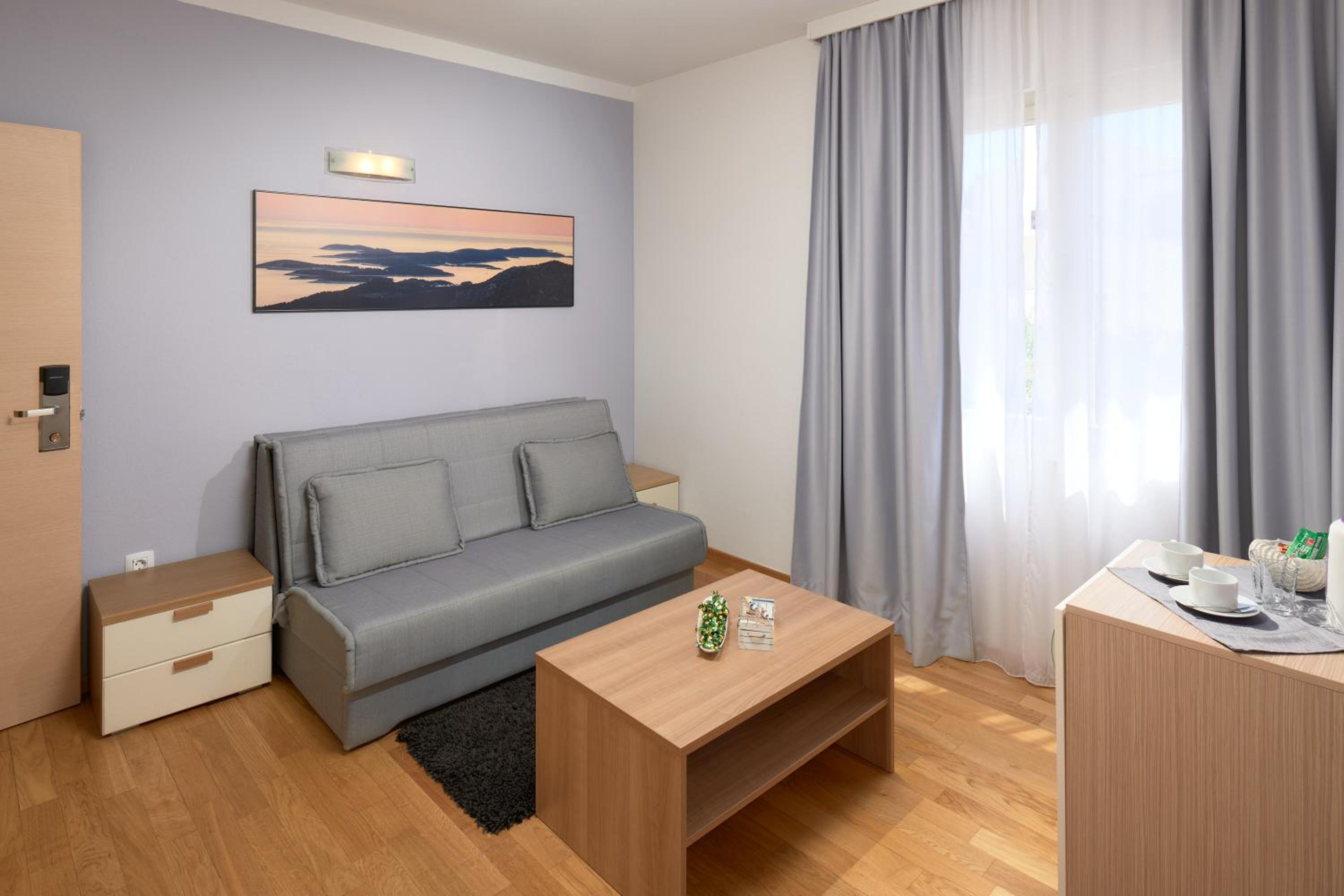 Suite with Balcony and Sea View - Photo 7
