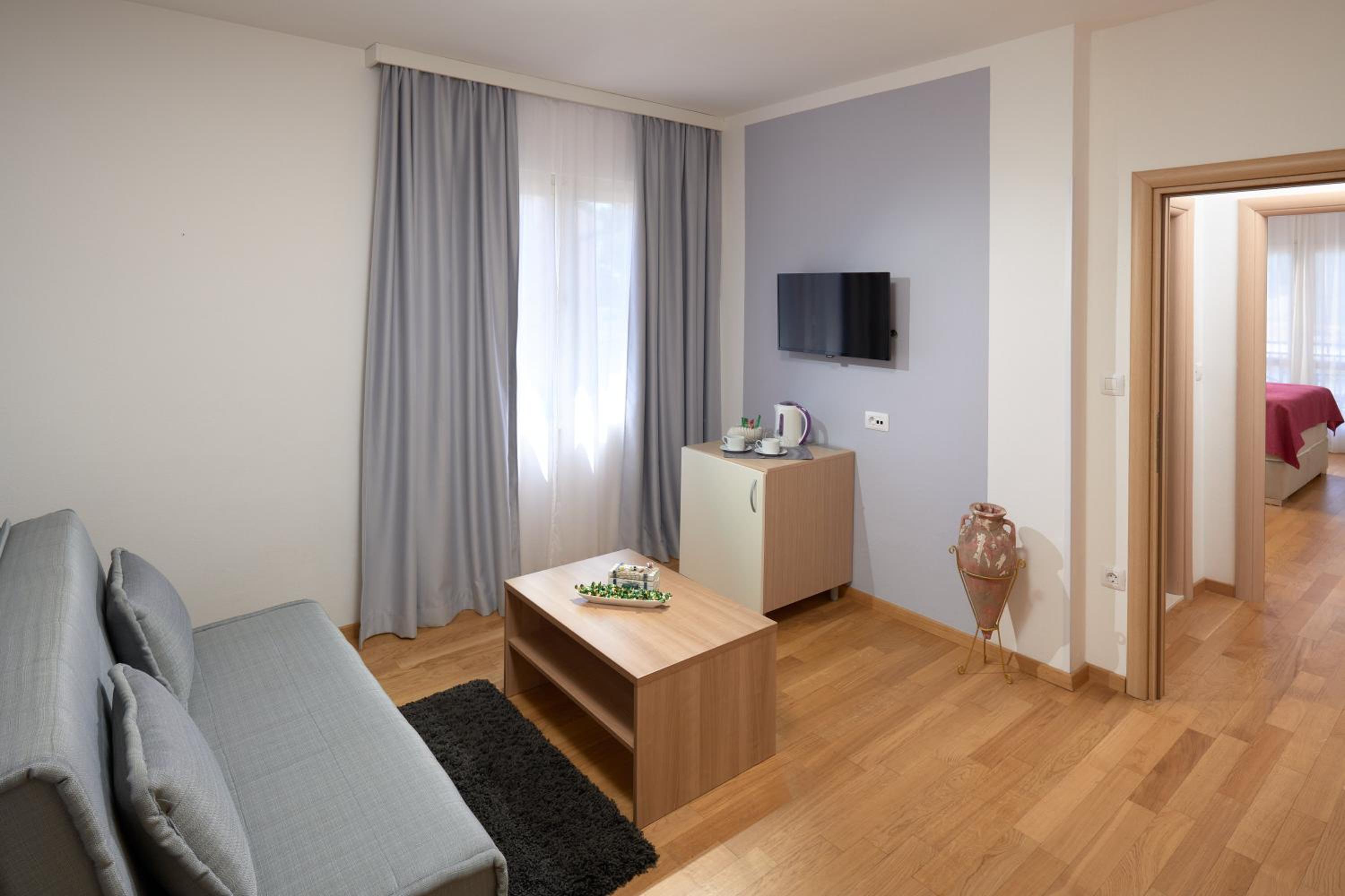 Suite with Balcony and Sea View - Photo 9