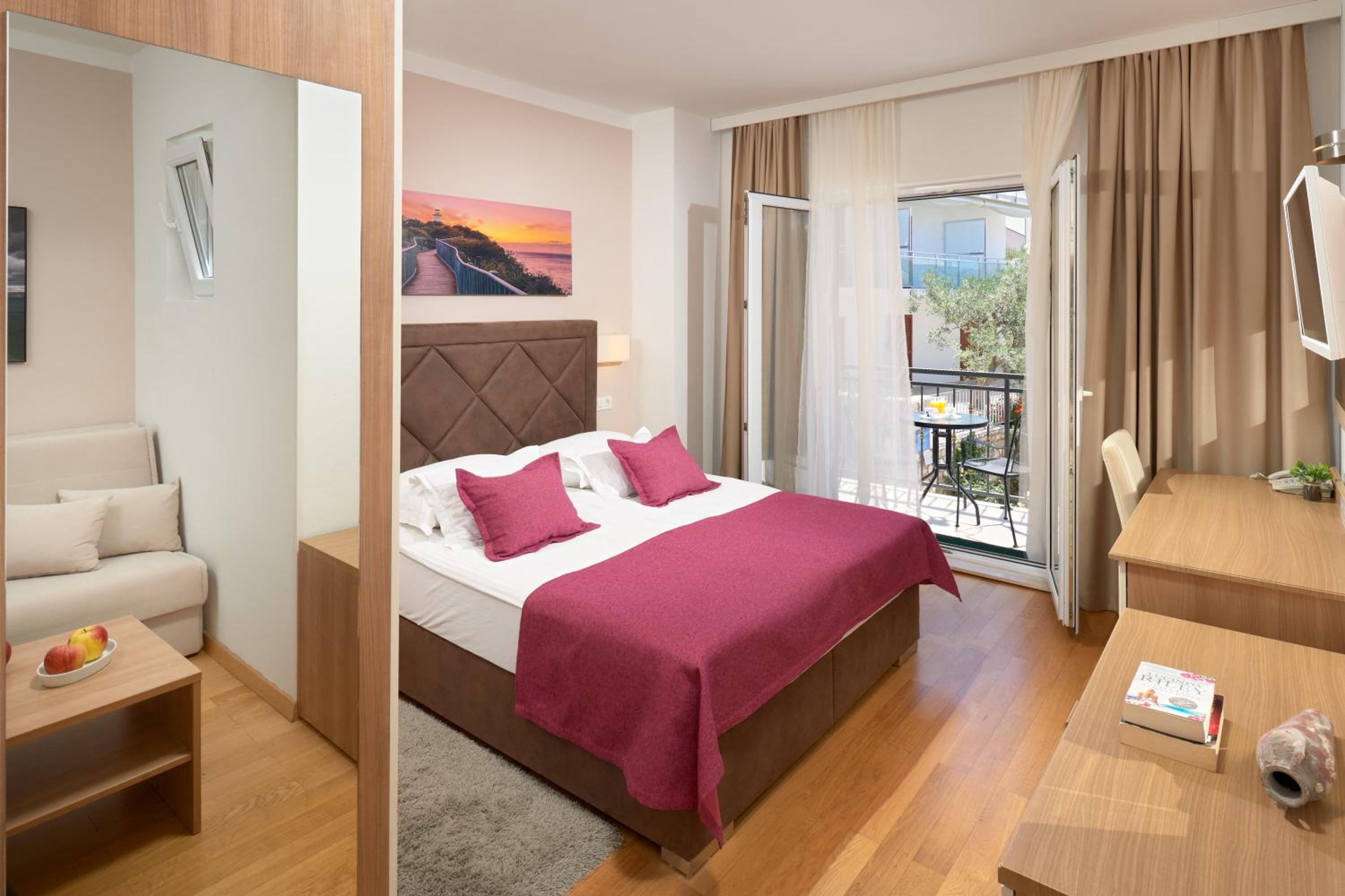 Double Room with Partial Sea View - Photo 3