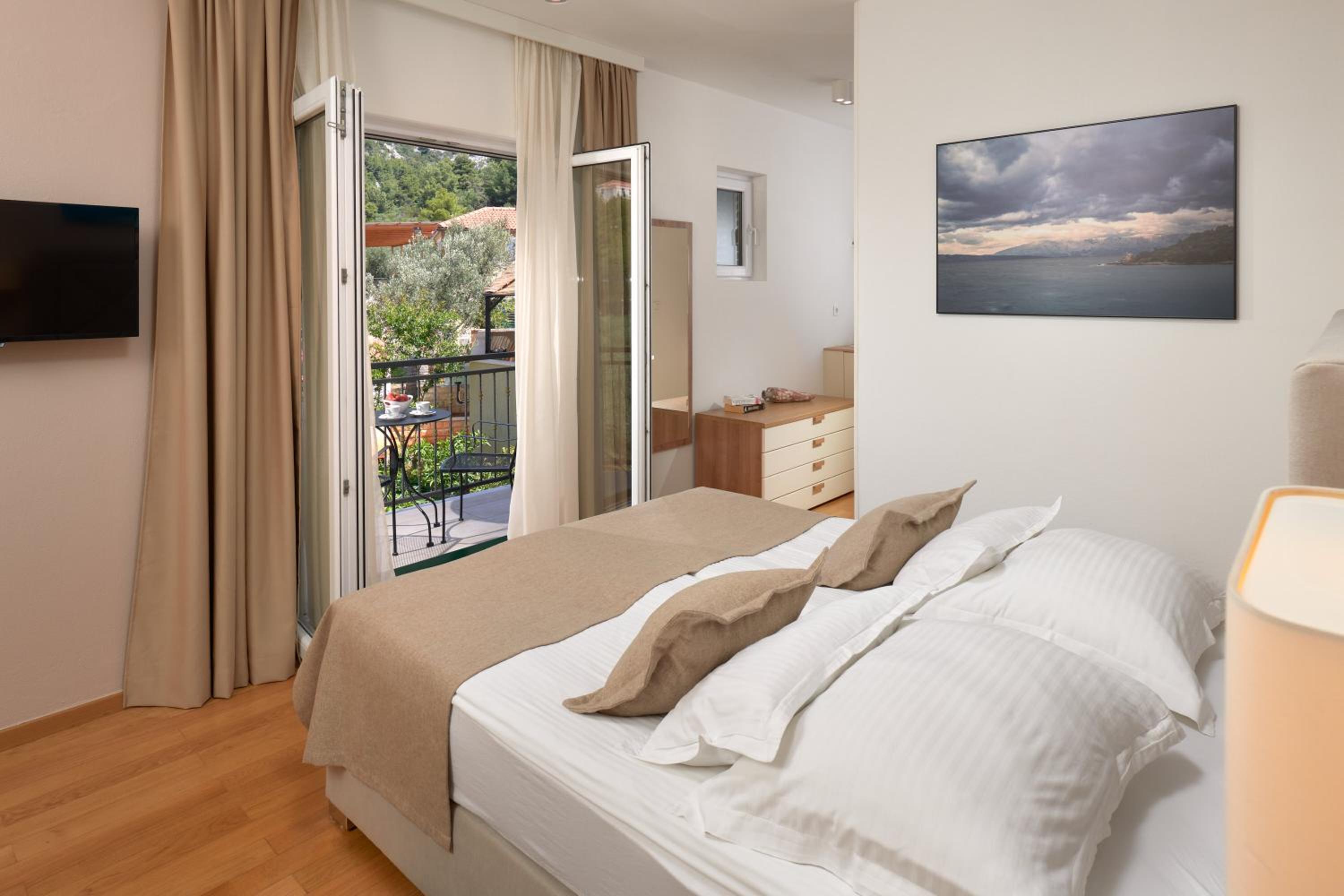 Double Room with Pool View - Photo 5