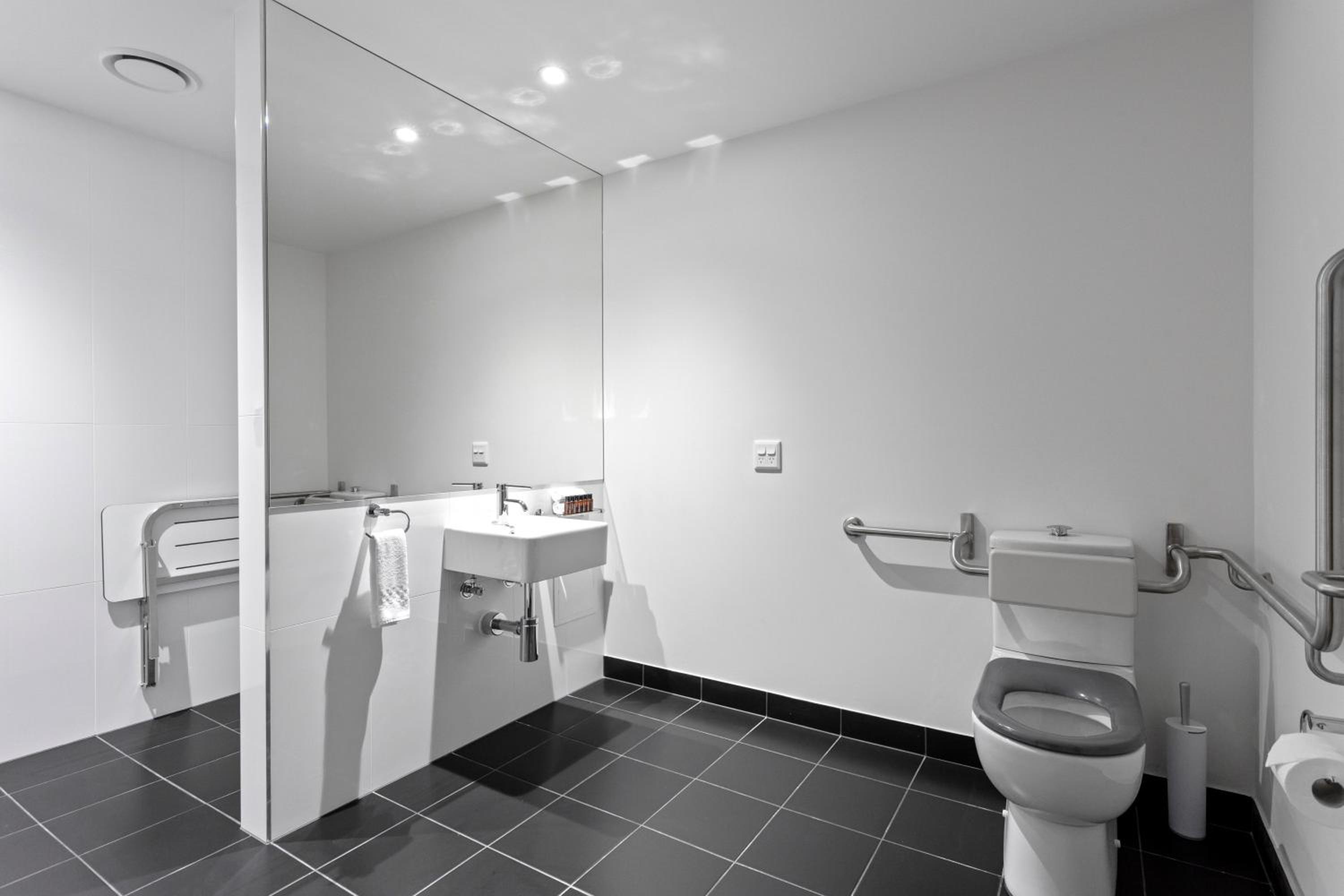 Queen Studio - Disability Access - Photo 2