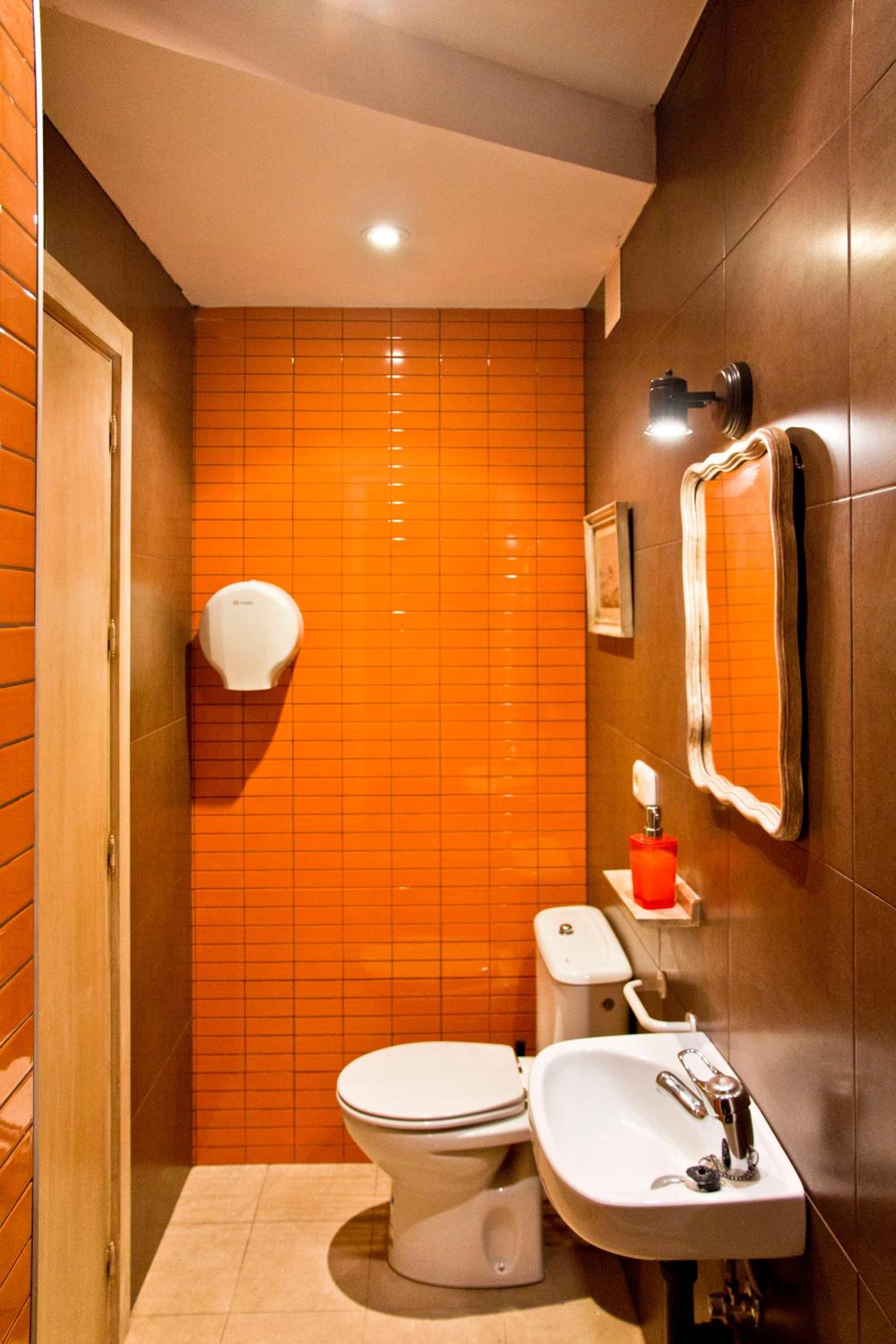 Comfort Family Room with Private Bathroom - Photo 5