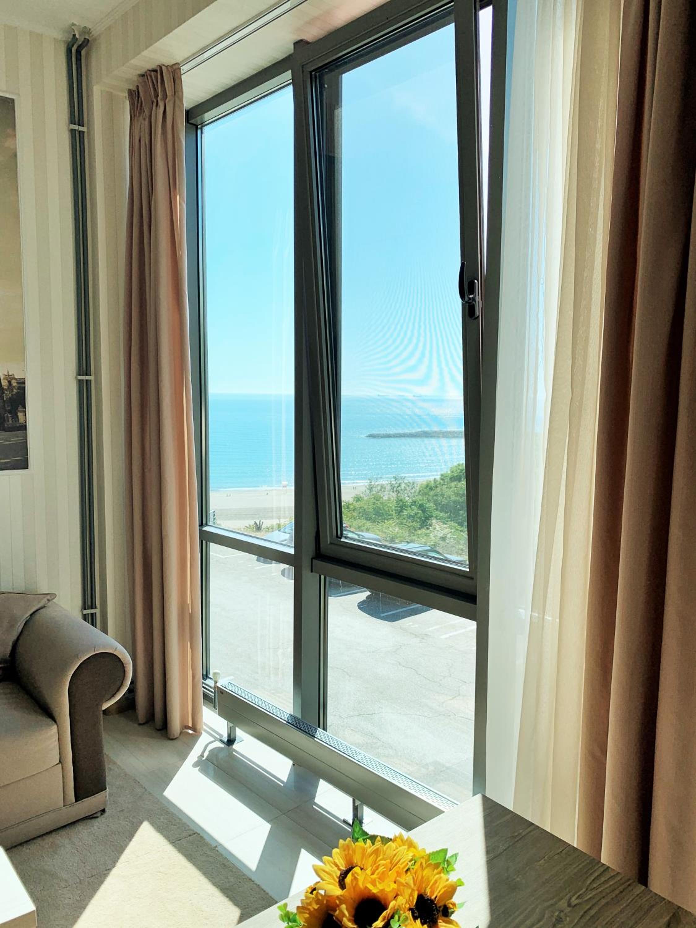 Deluxe Suite with Sea View - Photo 5
