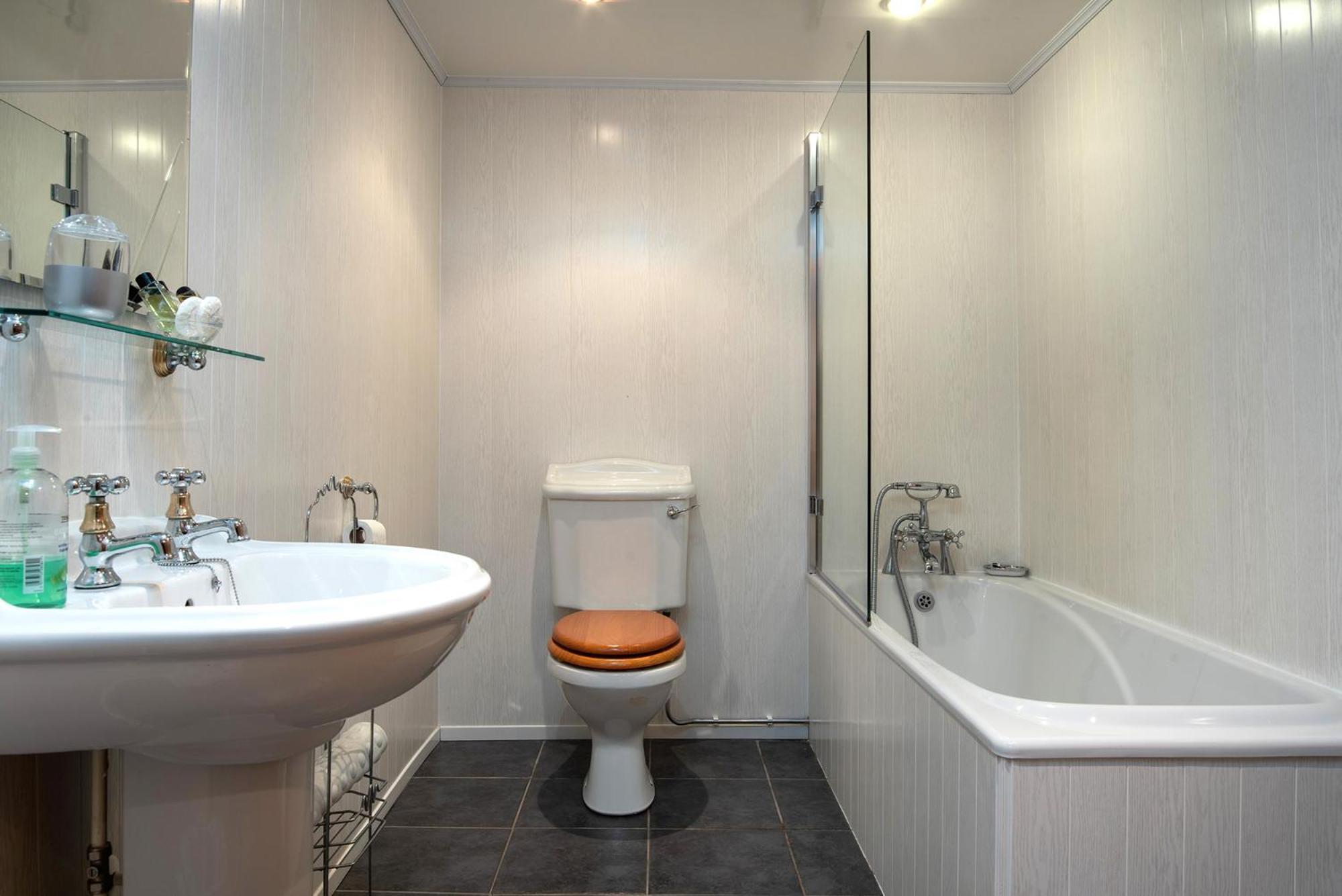 Five-Bedroom House photo 3