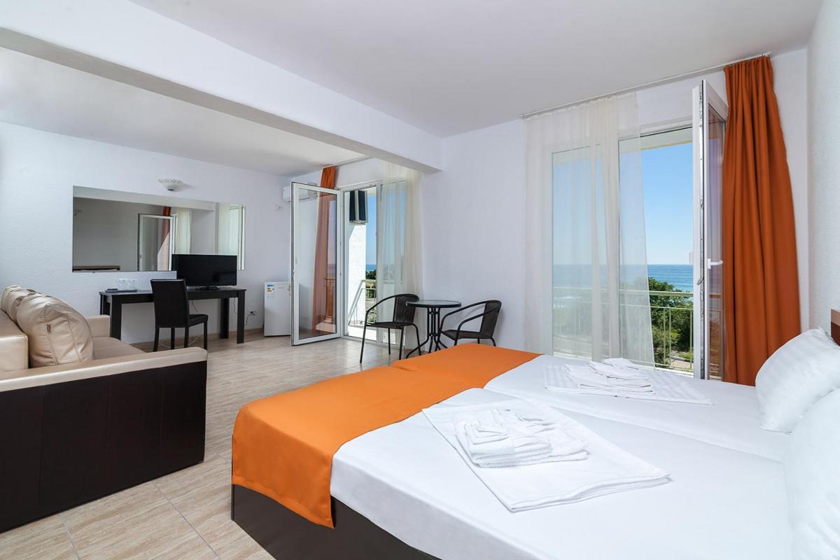 Superior Twin Room with Sea View - Photo 11