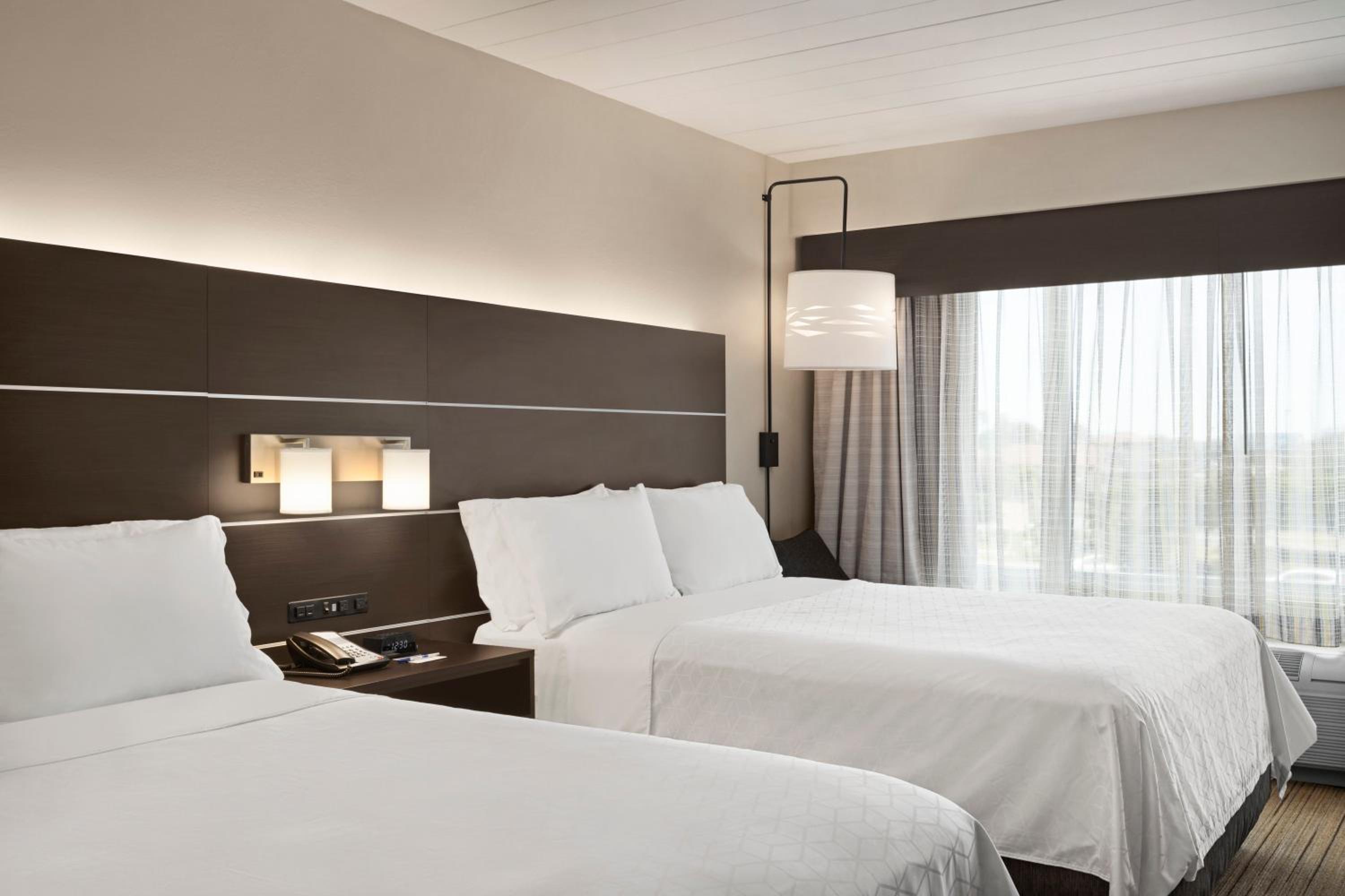 Standard Queen Room with Two Queen Beds - Communications Accessible - Photo 2