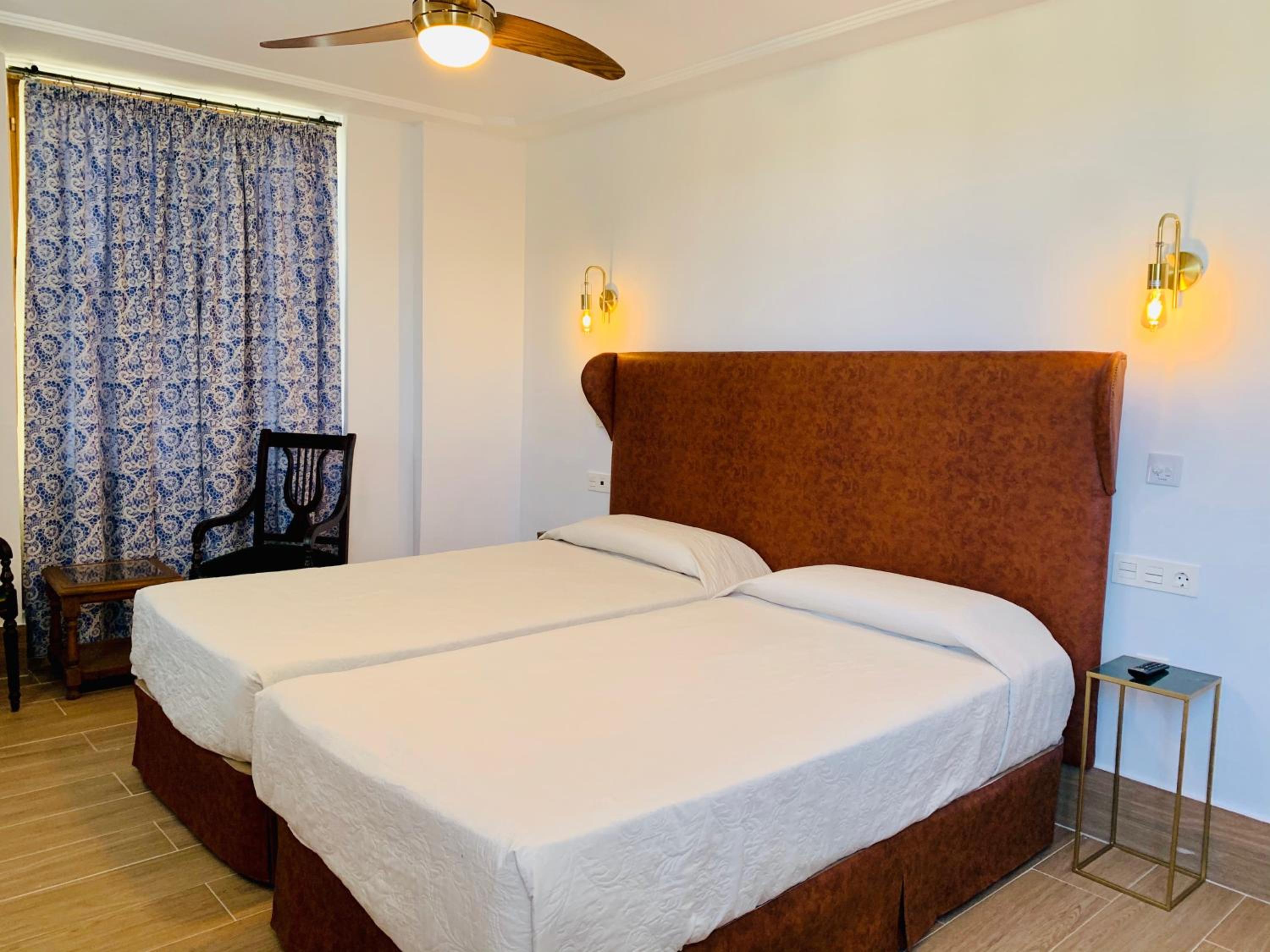 Deluxe Double or Twin Room with City View photo 2