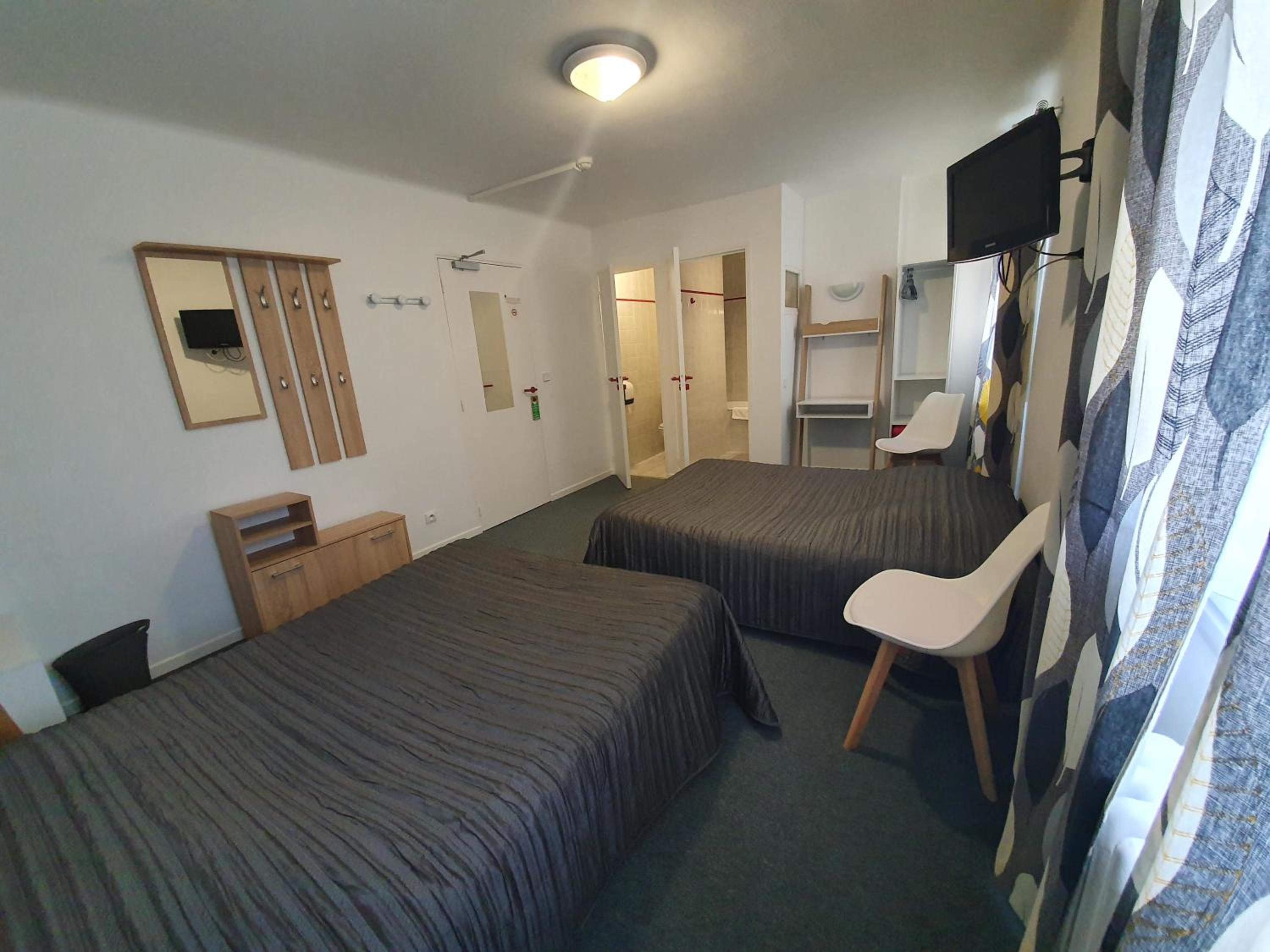 Quadruple Room with Bath - Photo 2