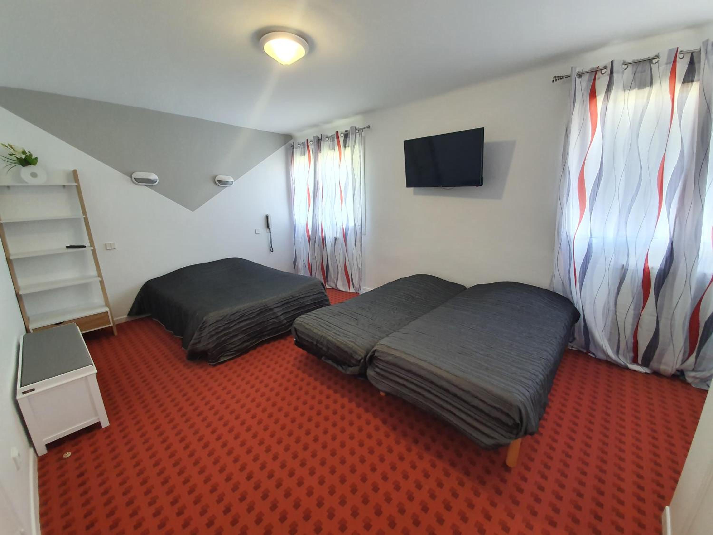 Quadruple Room with Bath - Photo 3