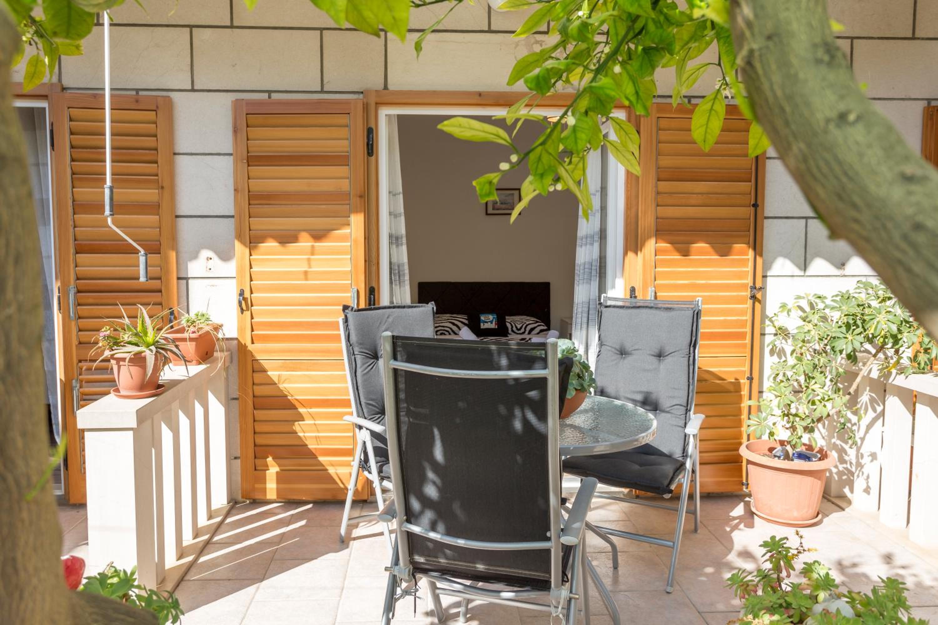 Apartment with Terrace - Photo 4