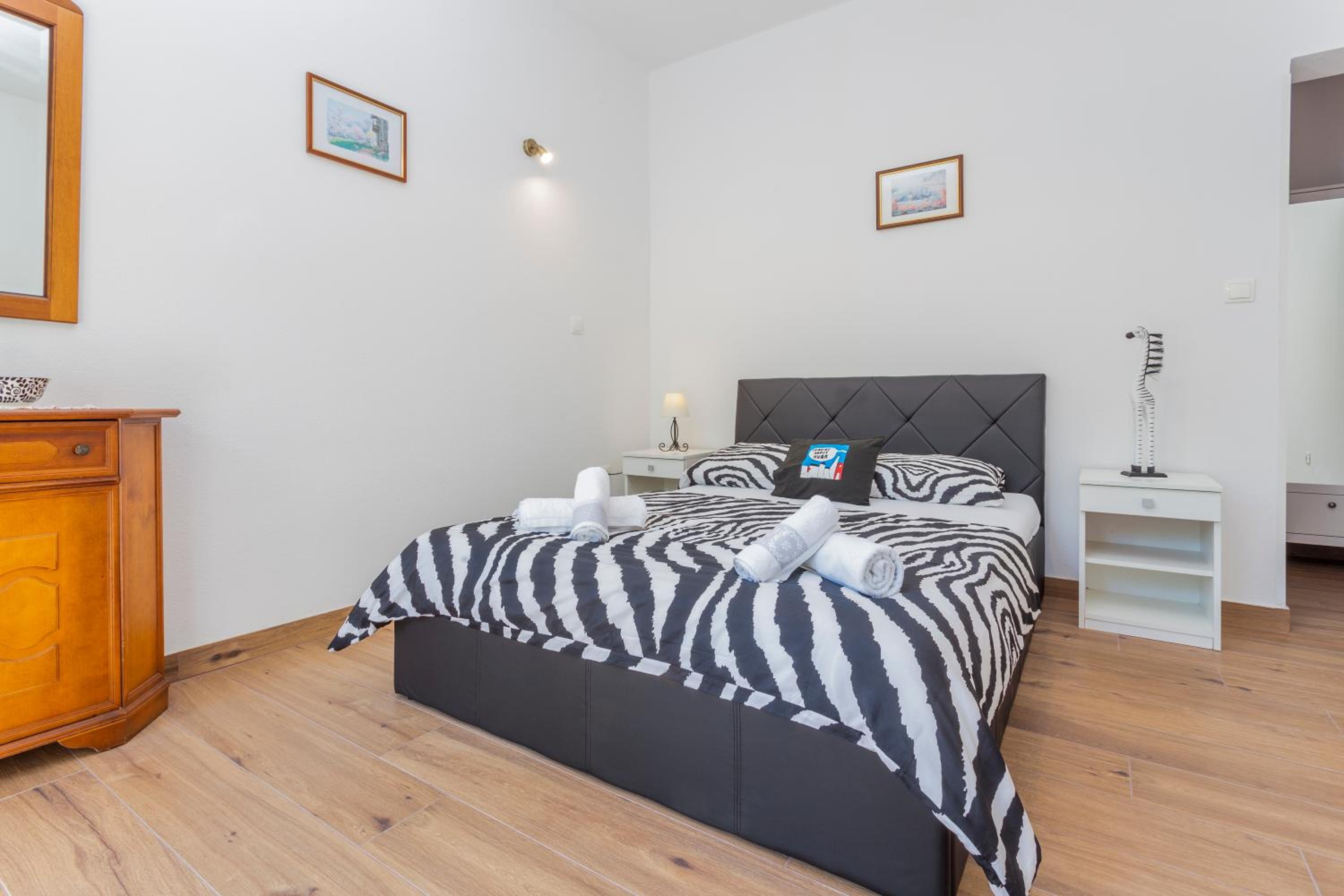 Apartment with Terrace - Photo 6