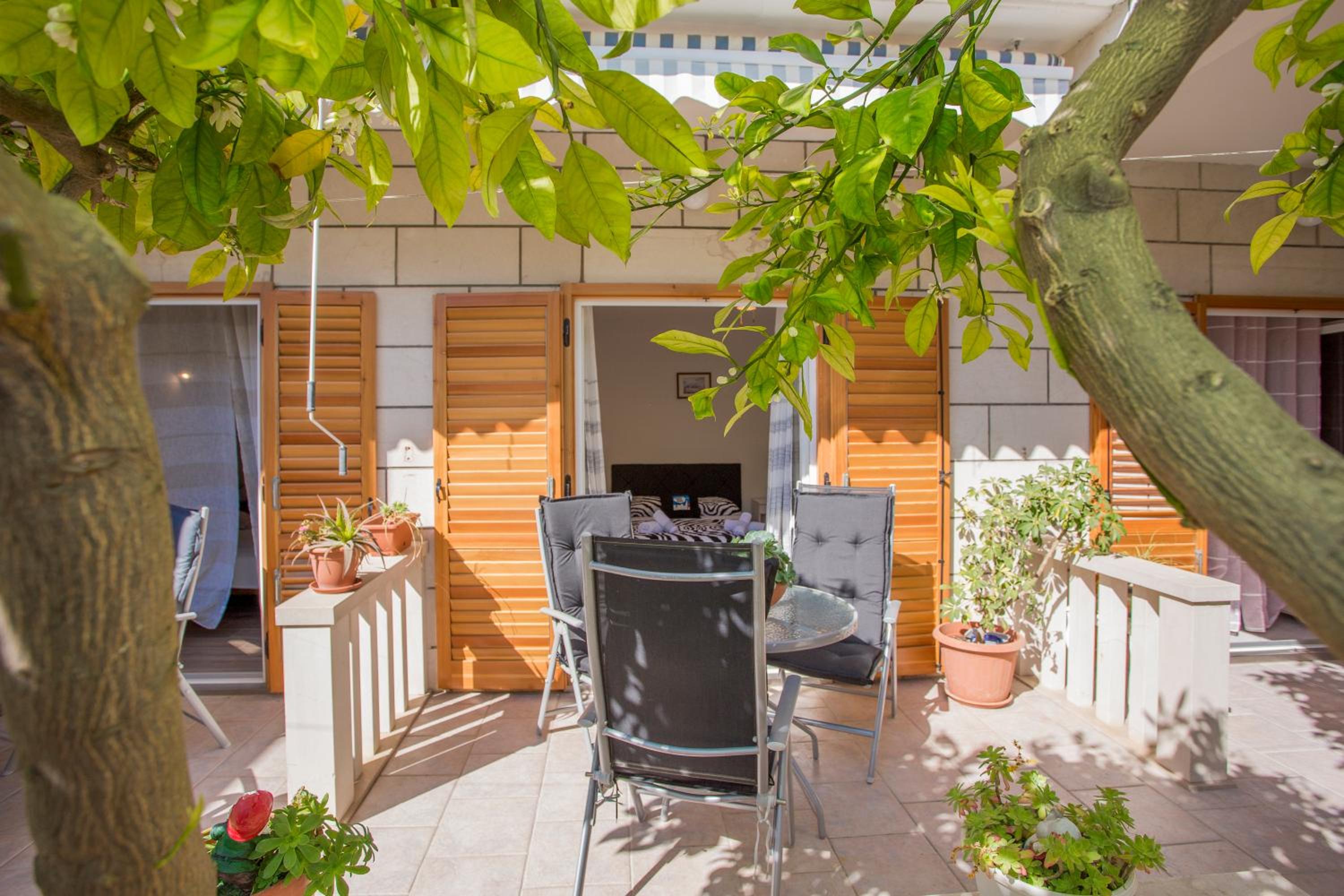 Apartment with Terrace - Photo 8