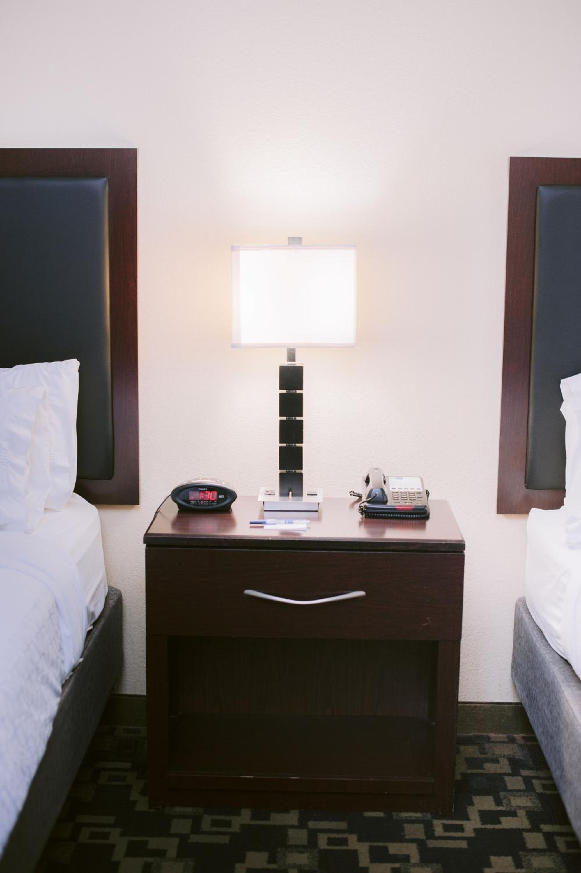 Queen Suite with Two Queen Beds and Single Sofa Bed - Photo 11
