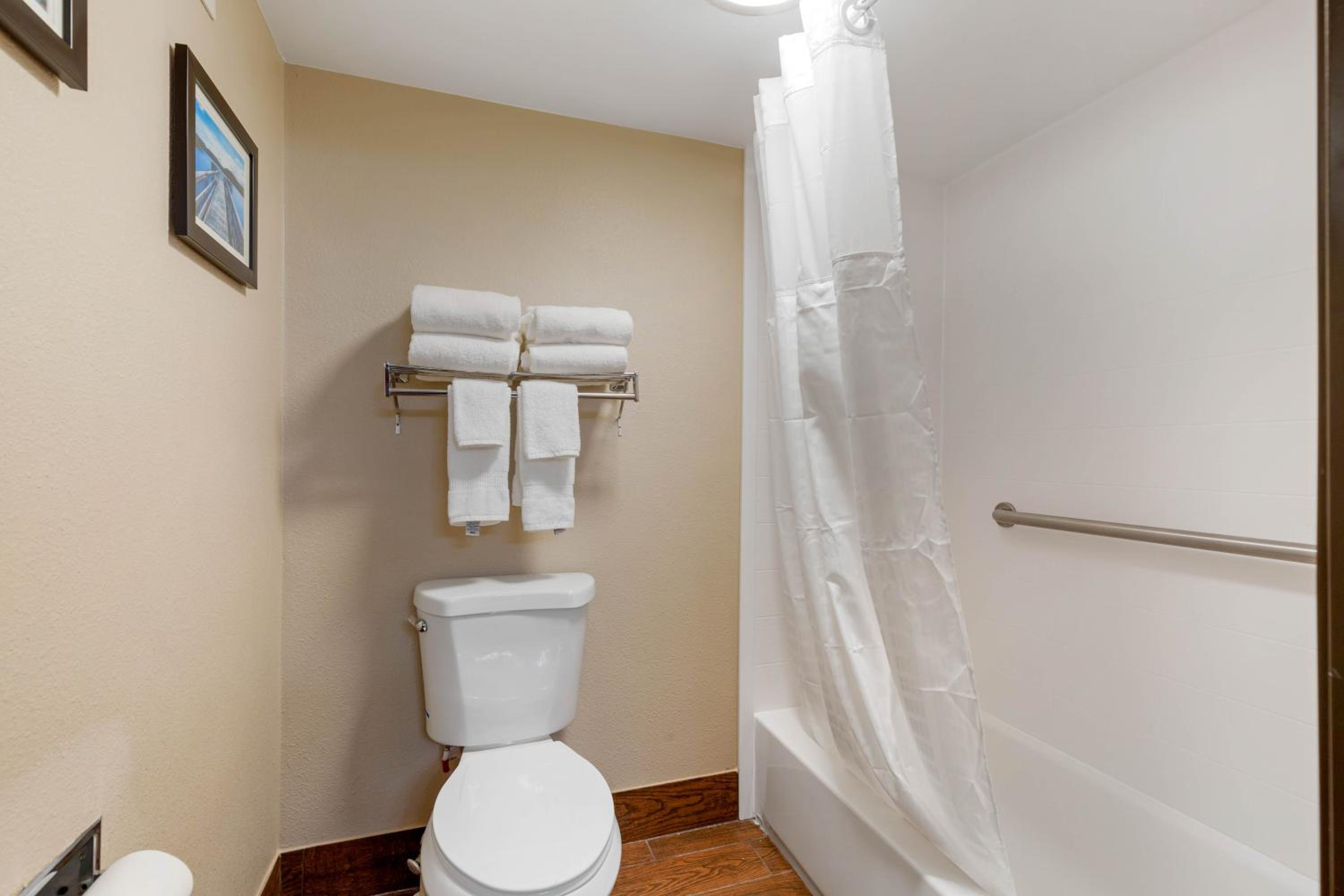 Queen Suite with Two Queen Beds - Non-Smoking photo 3