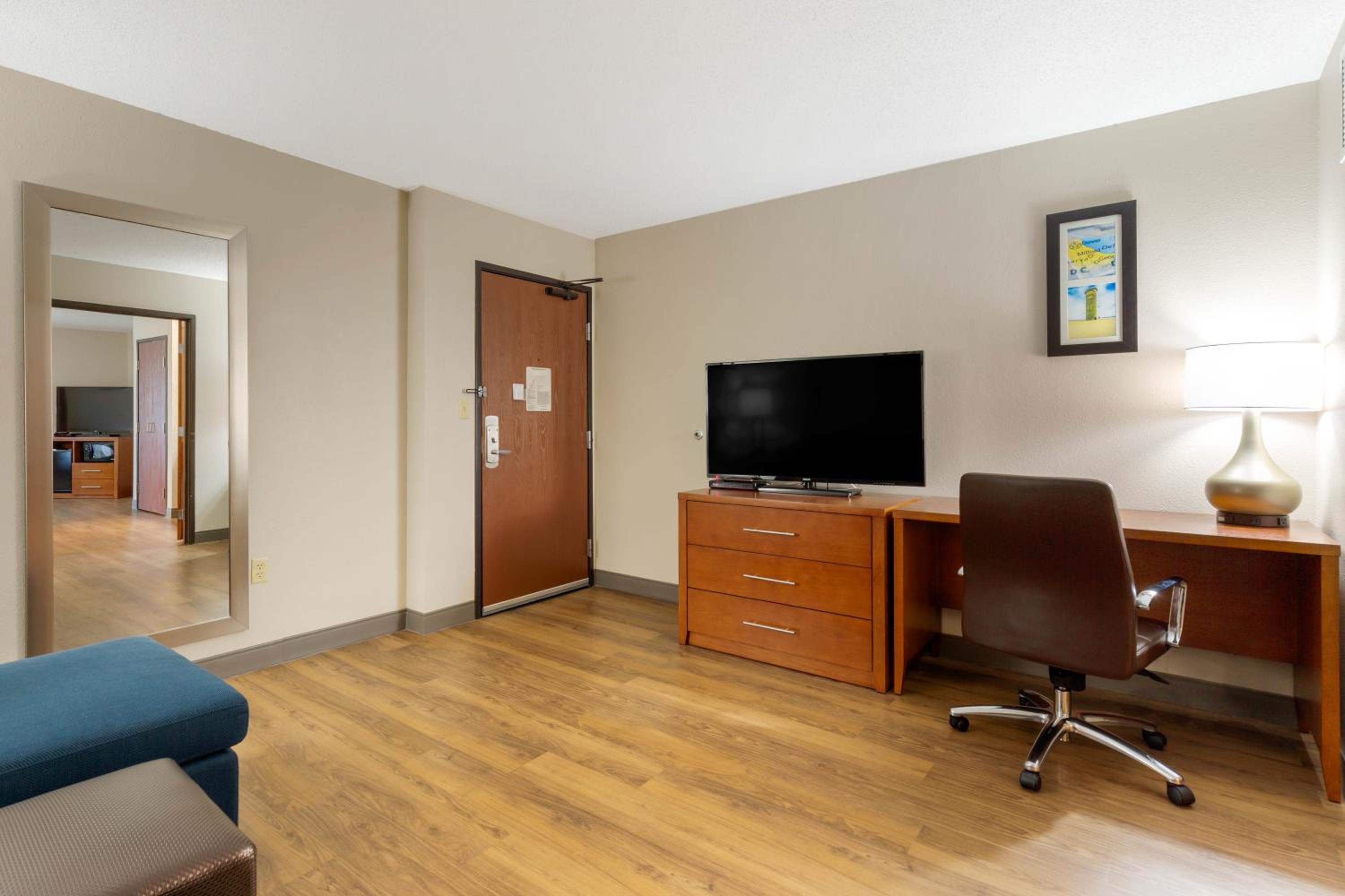 Queen Suite with Two Queen Beds - Non-Smoking photo 1
