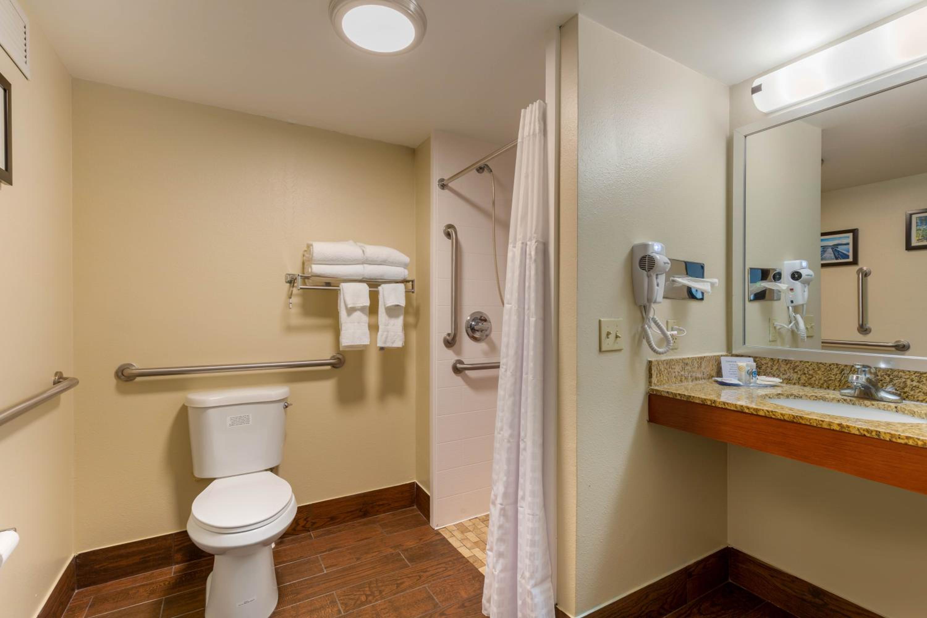 Queen Room with Two Queen Beds - Accessible/Non-Smoking  photo 2
