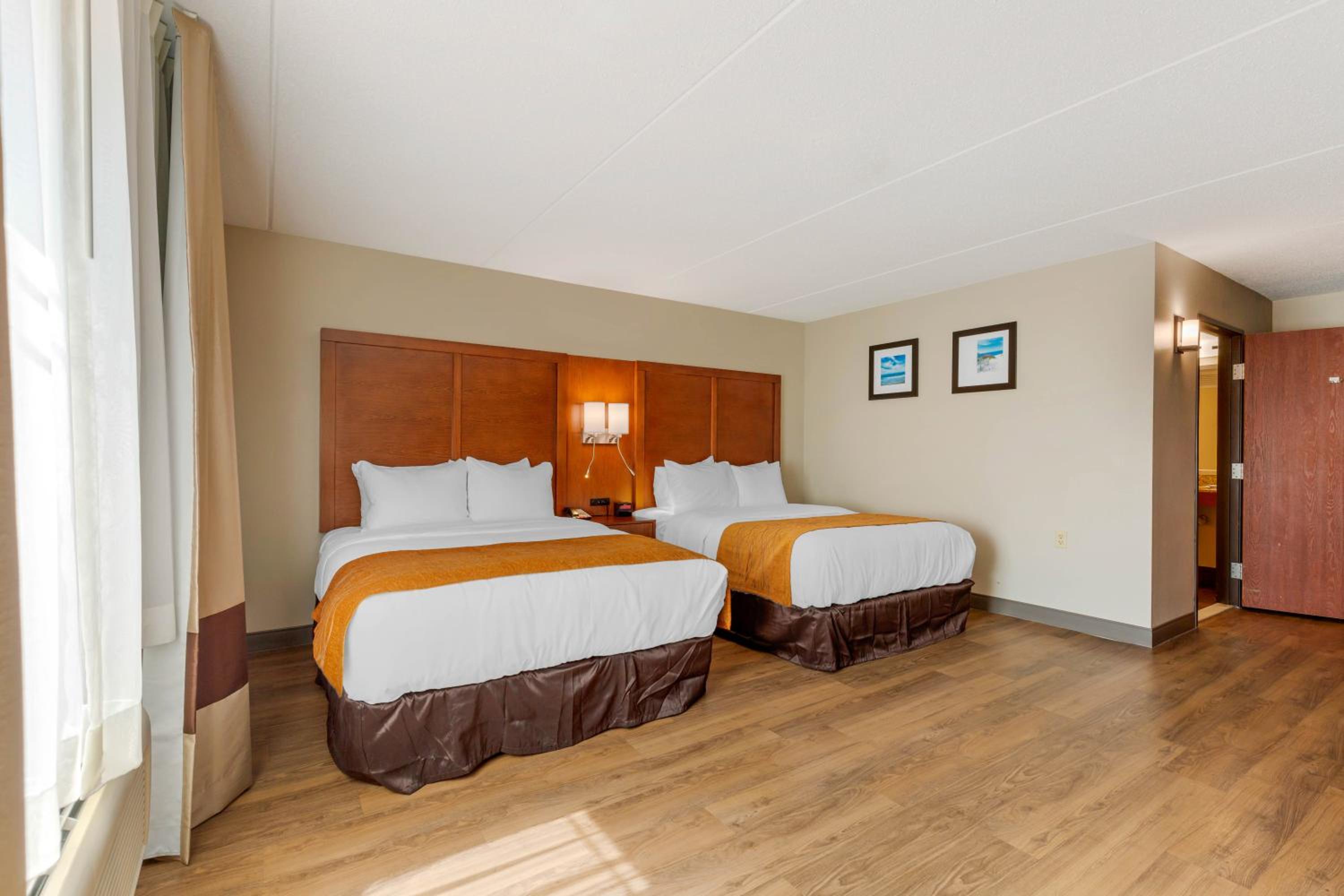 Queen Room with Two Queen Beds - Accessible/Non-Smoking  photo 3