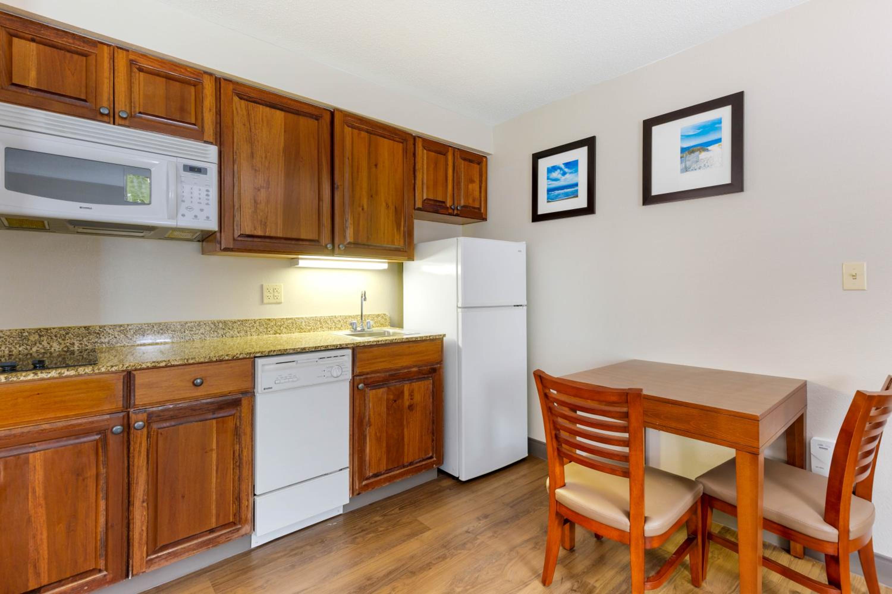 Efficiency Queen Suite with Two Queen Beds - Accessible/Non-Smoking photo 3