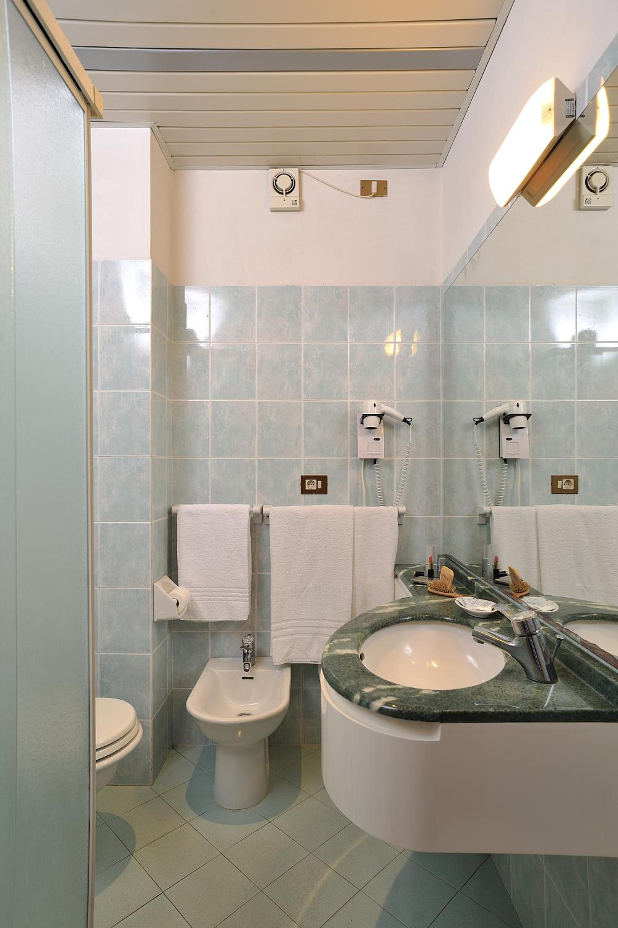 Double or Twin Room - Photo 7