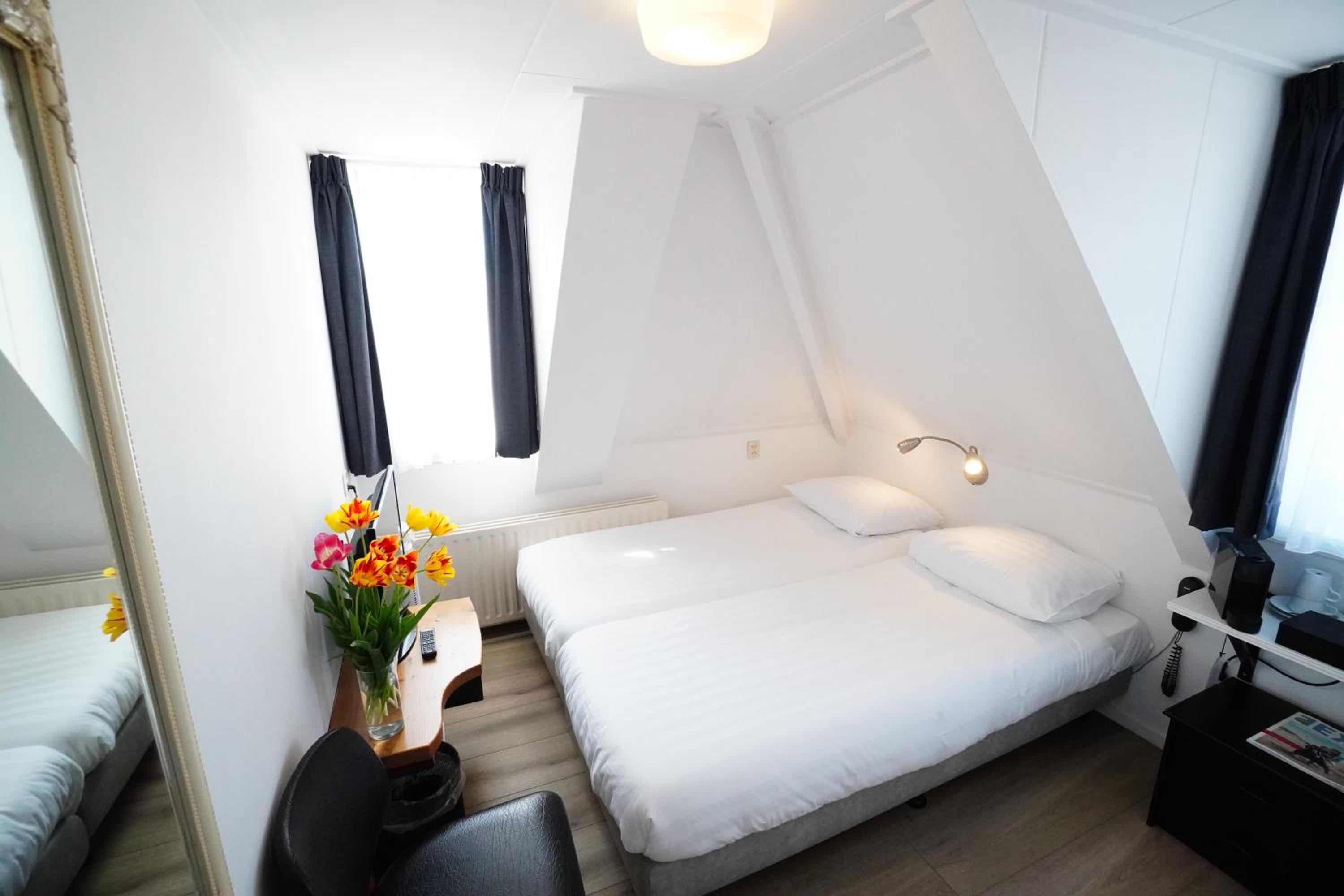 Budget Twin Room - Photo 1