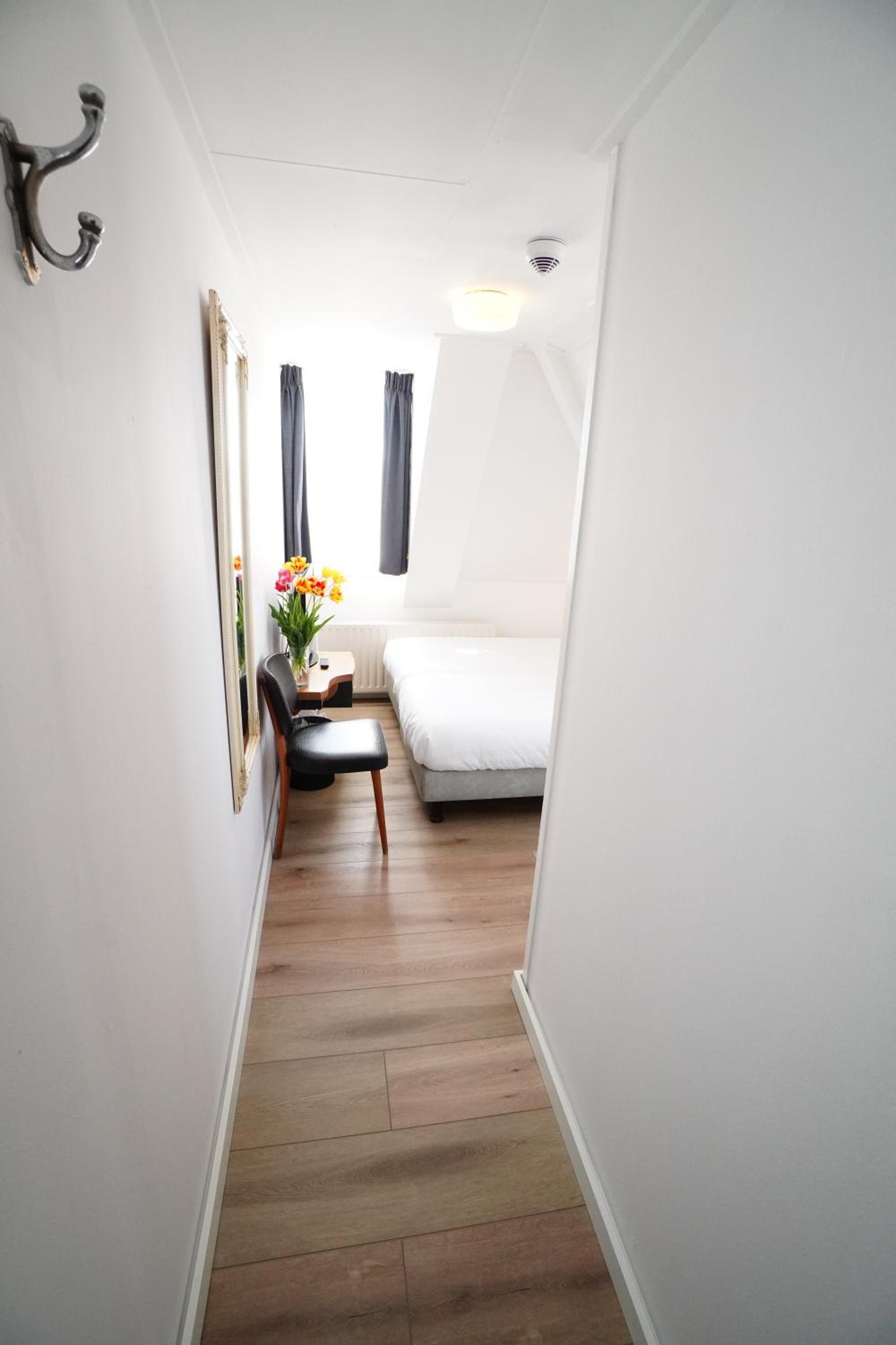Budget Twin Room - Photo 17