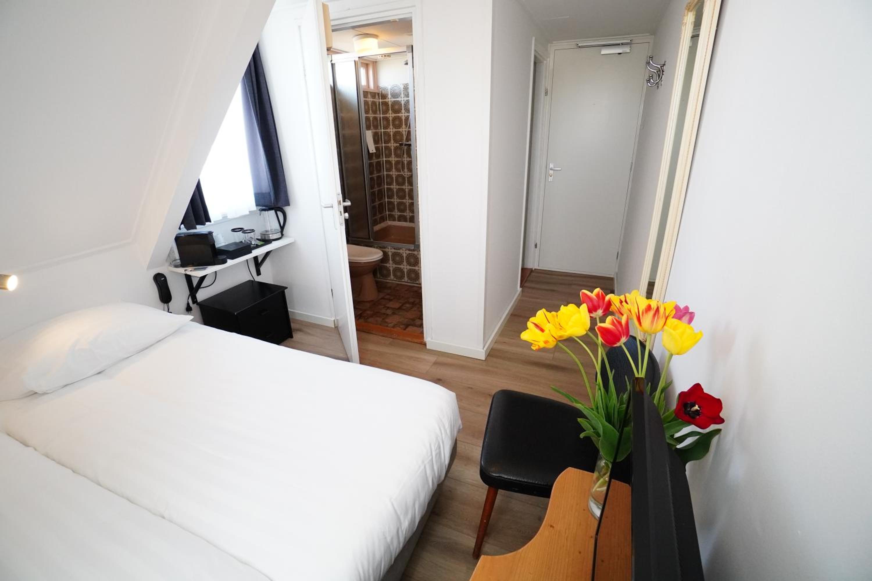 Budget Twin Room - Photo 13