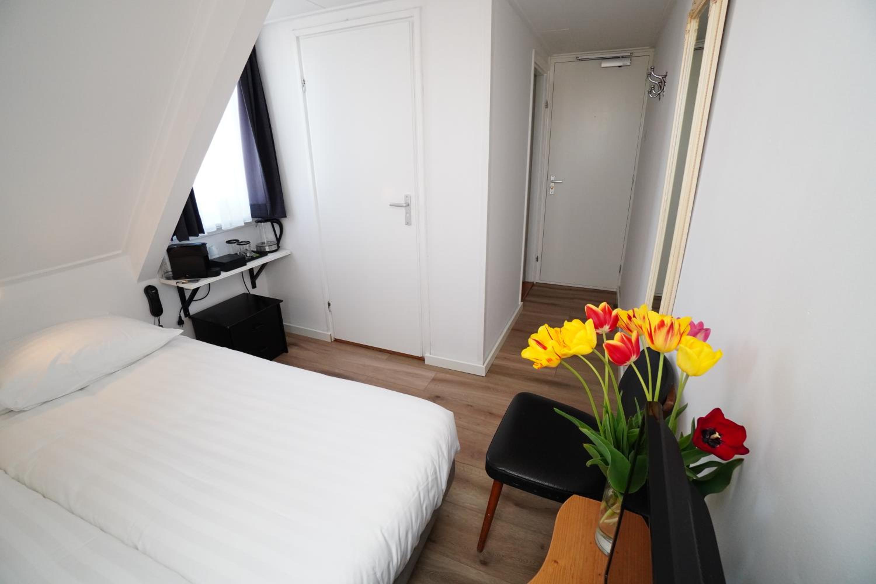 Budget Twin Room - Photo 19
