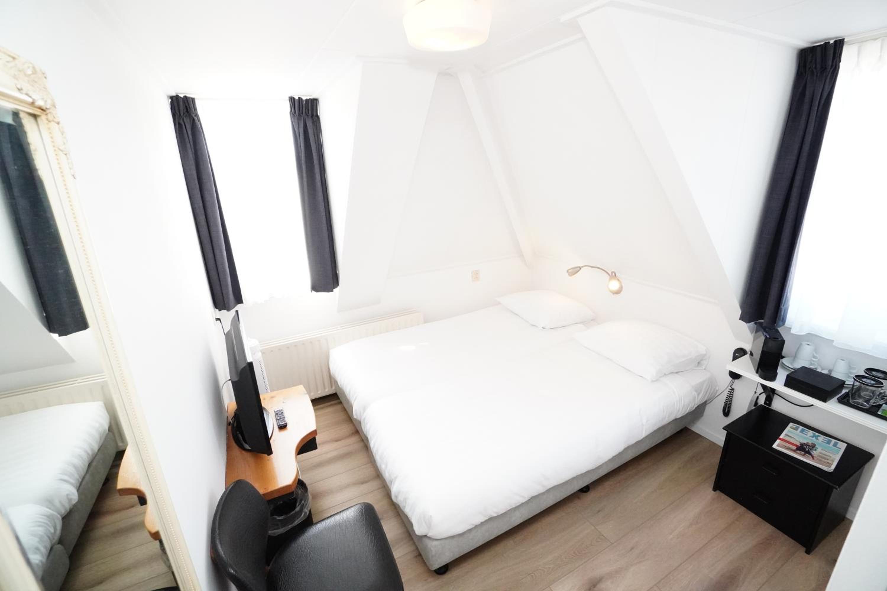 Budget Twin Room - Photo 18