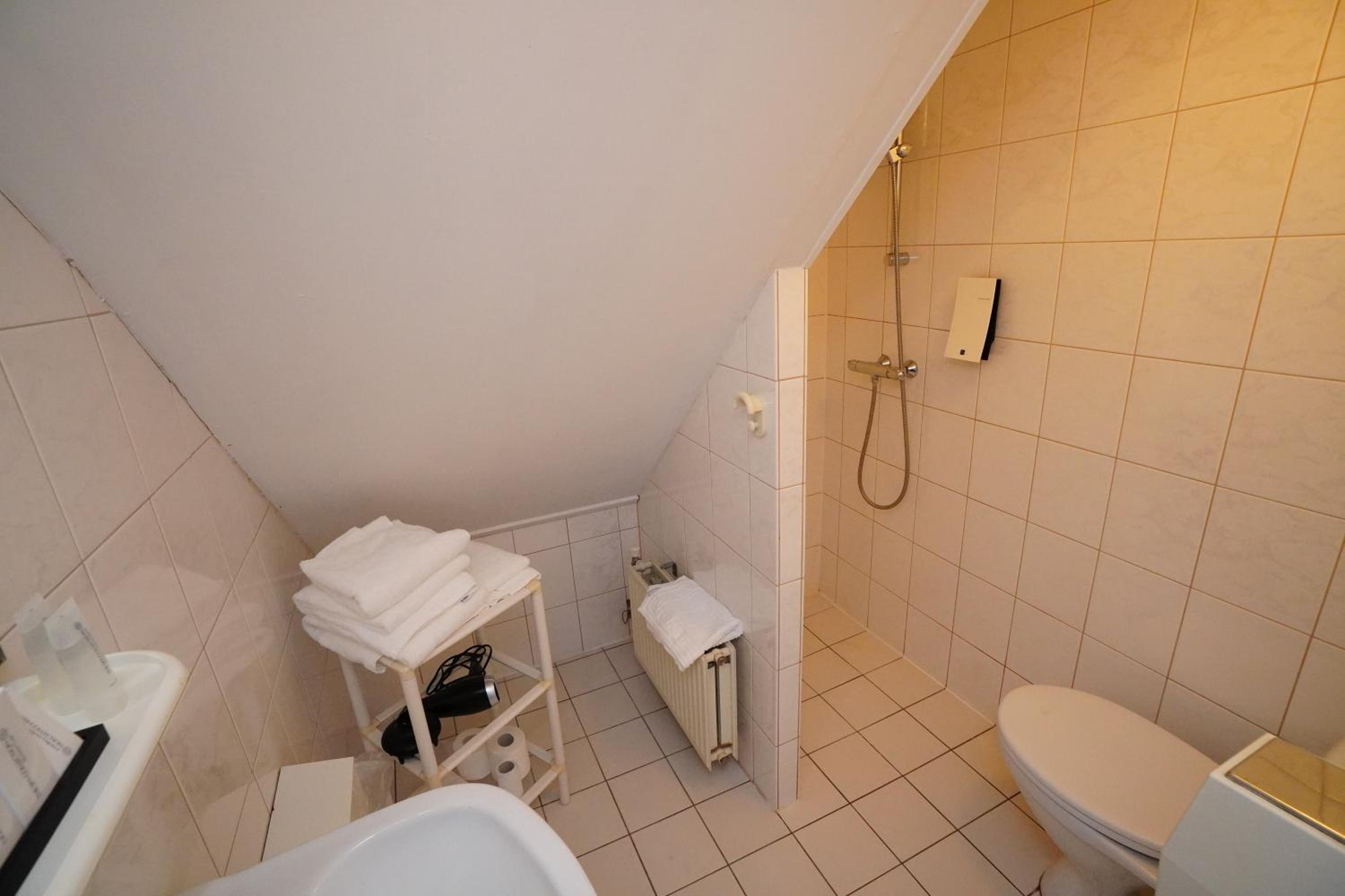 Budget Twin Room - Photo 6