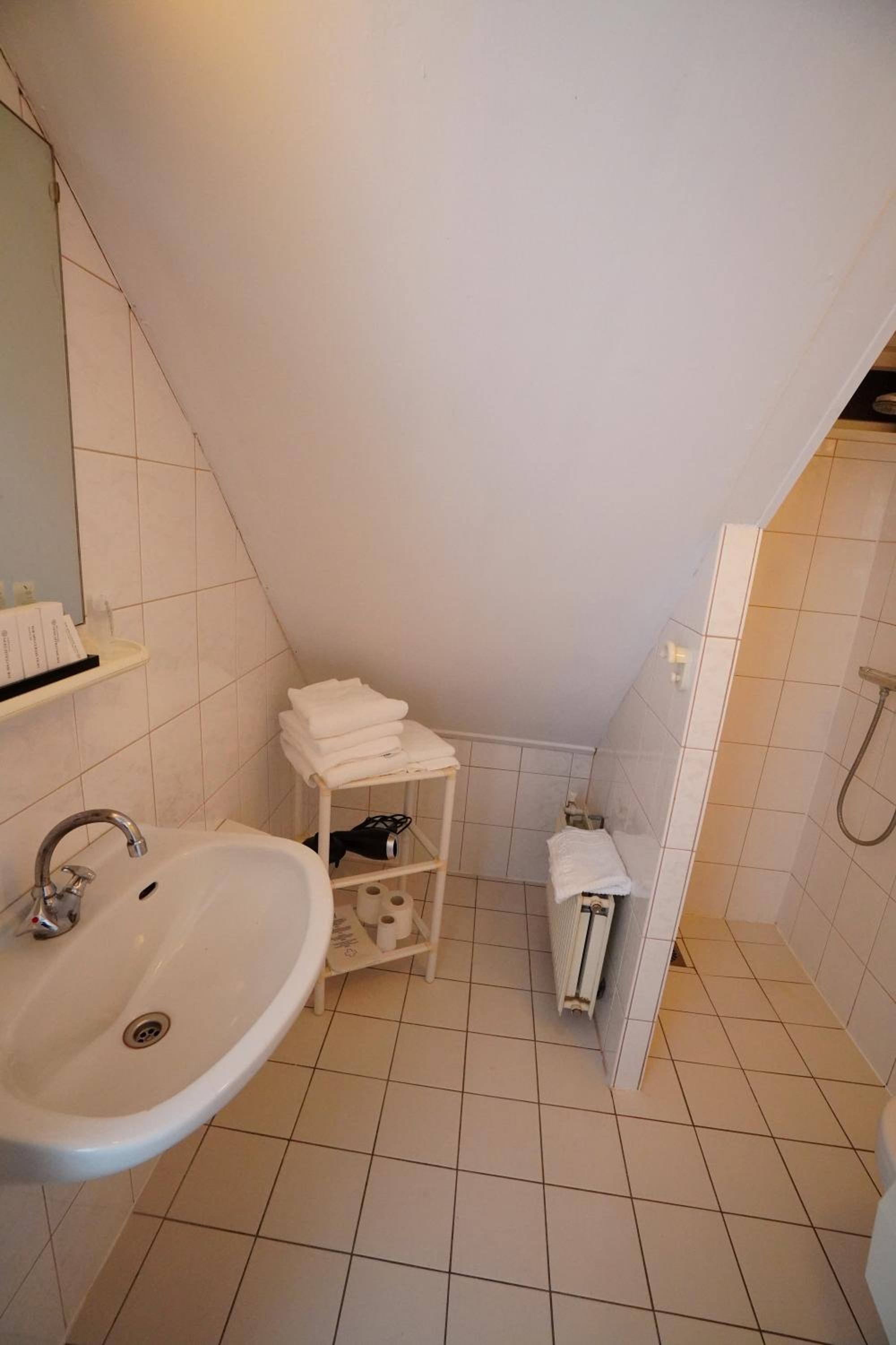 Budget Twin Room - Photo 7