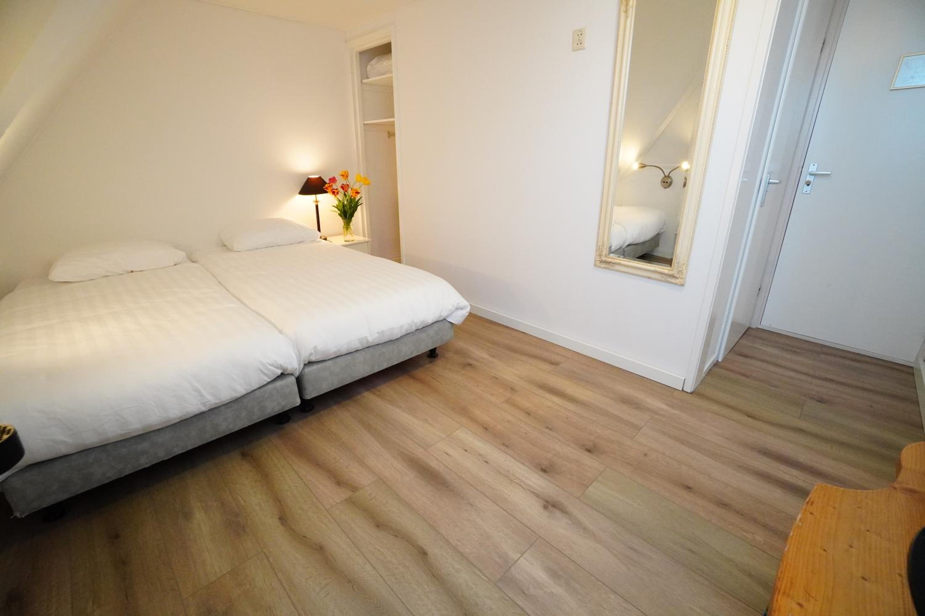 Budget Twin Room - Photo 15