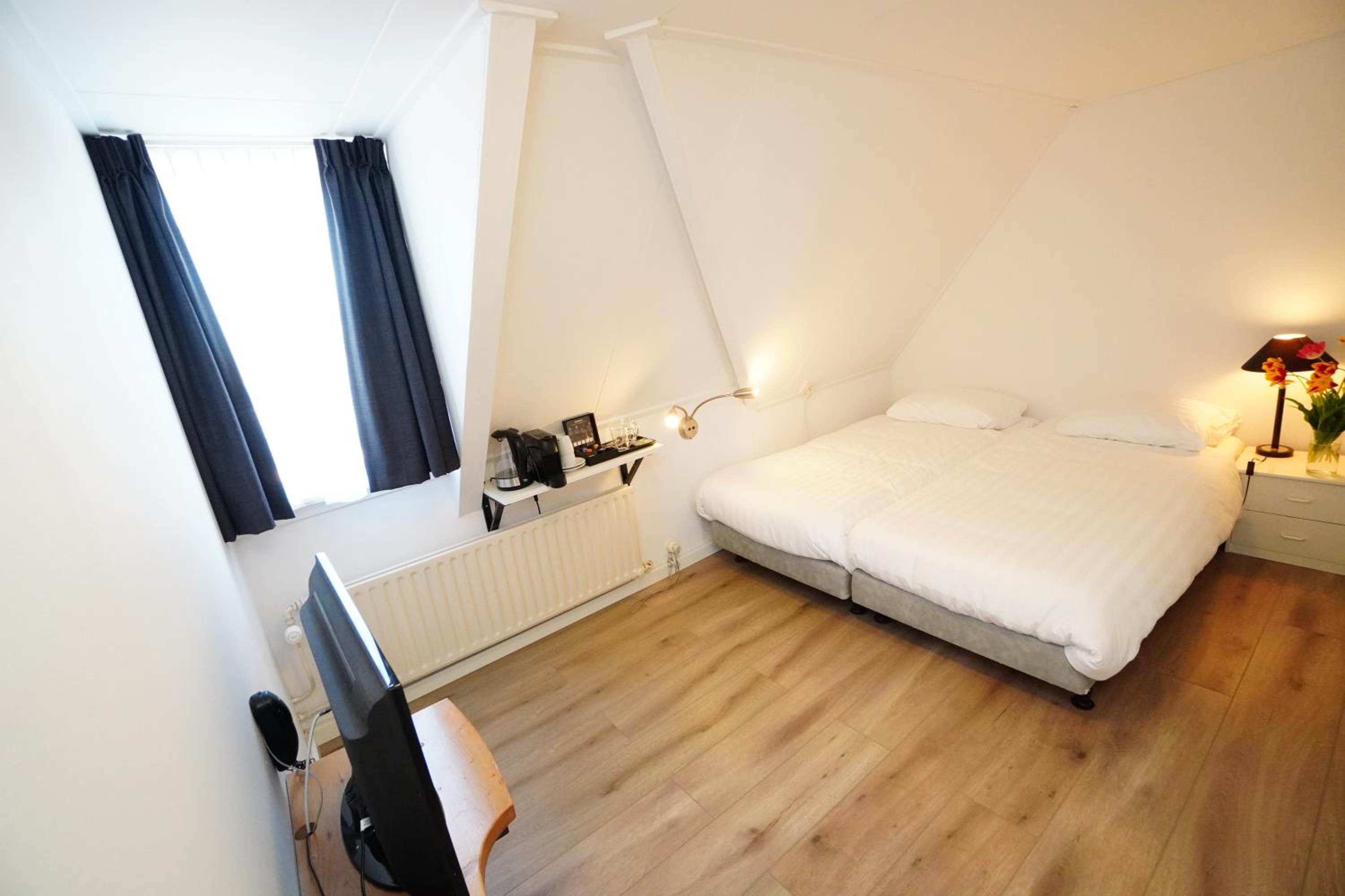 Budget Twin Room - Photo 9