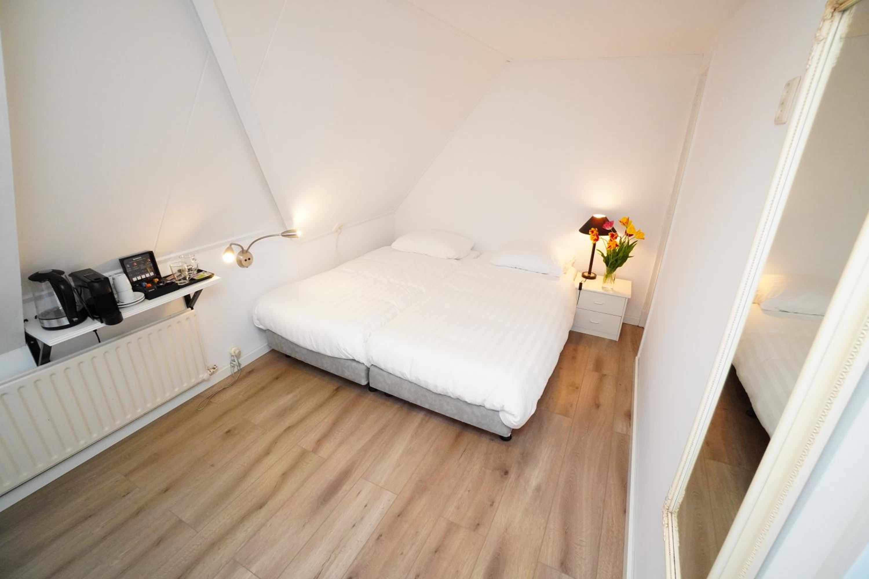 Budget Twin Room - Photo 10
