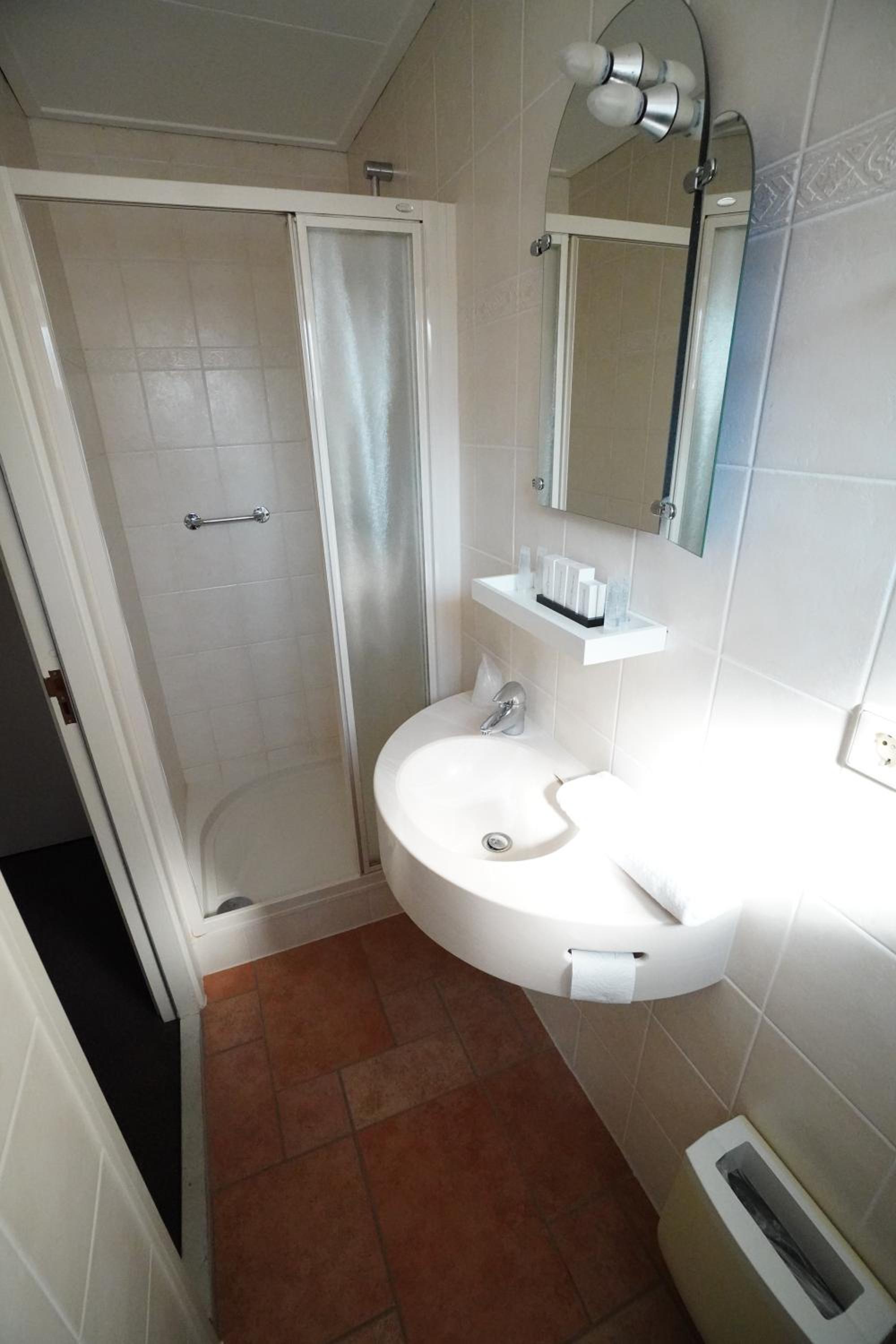 Standard Twin Room - Photo 12