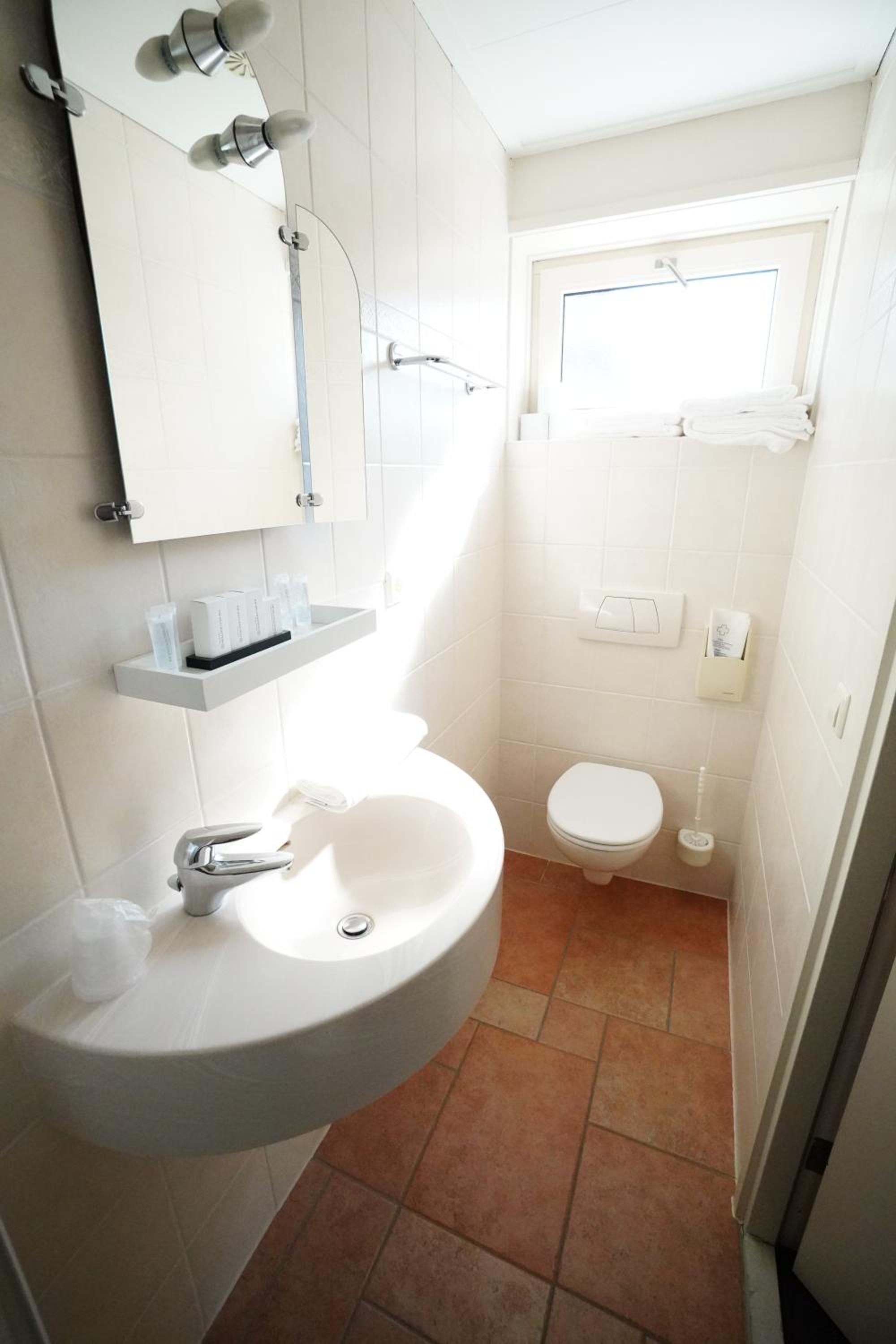 Standard Twin Room - Photo 13