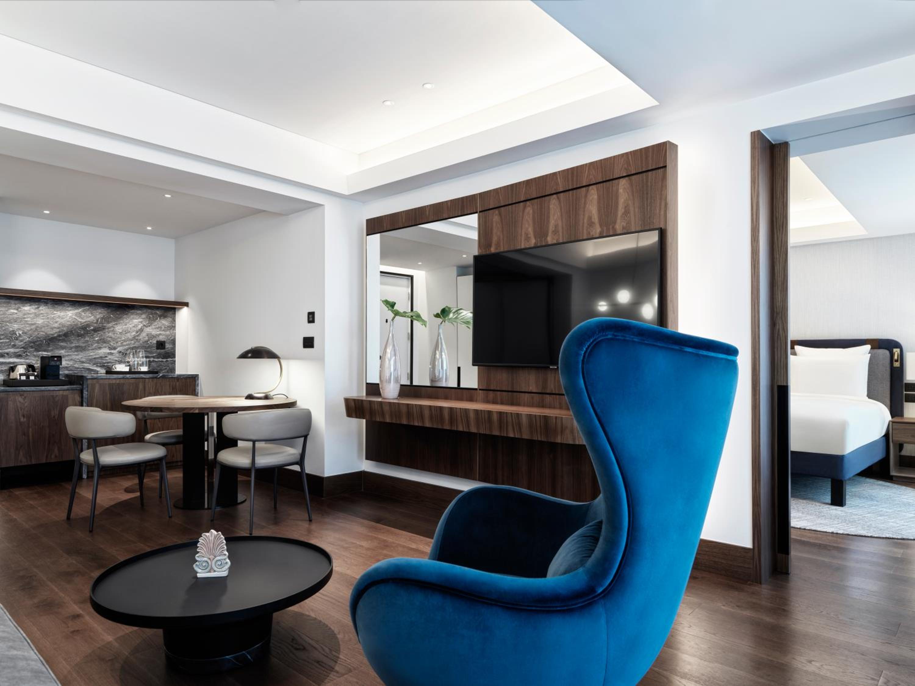 Executive King Suite thumbnail 6