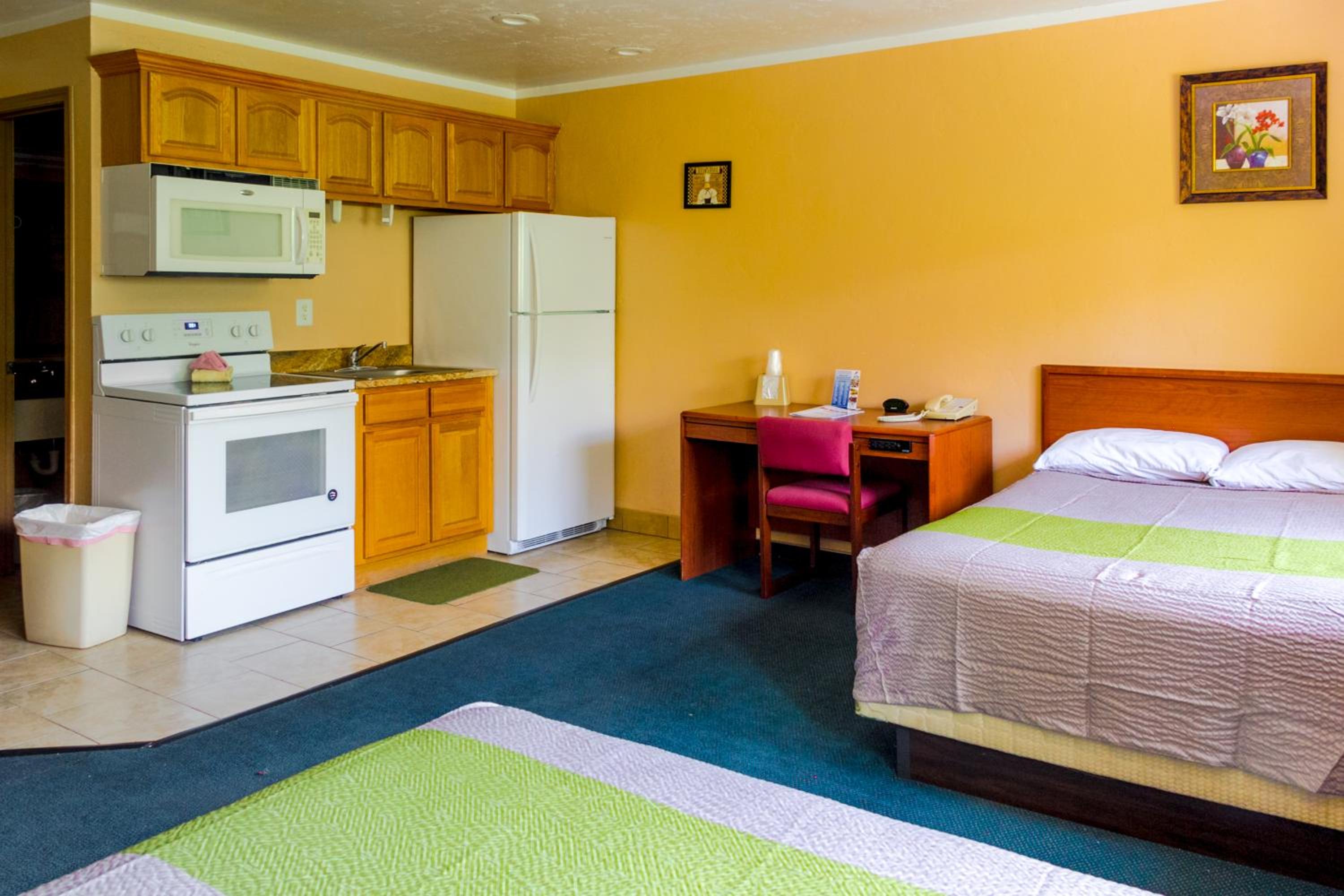 Deluxe Queen Room with Two Queen Beds photo 2