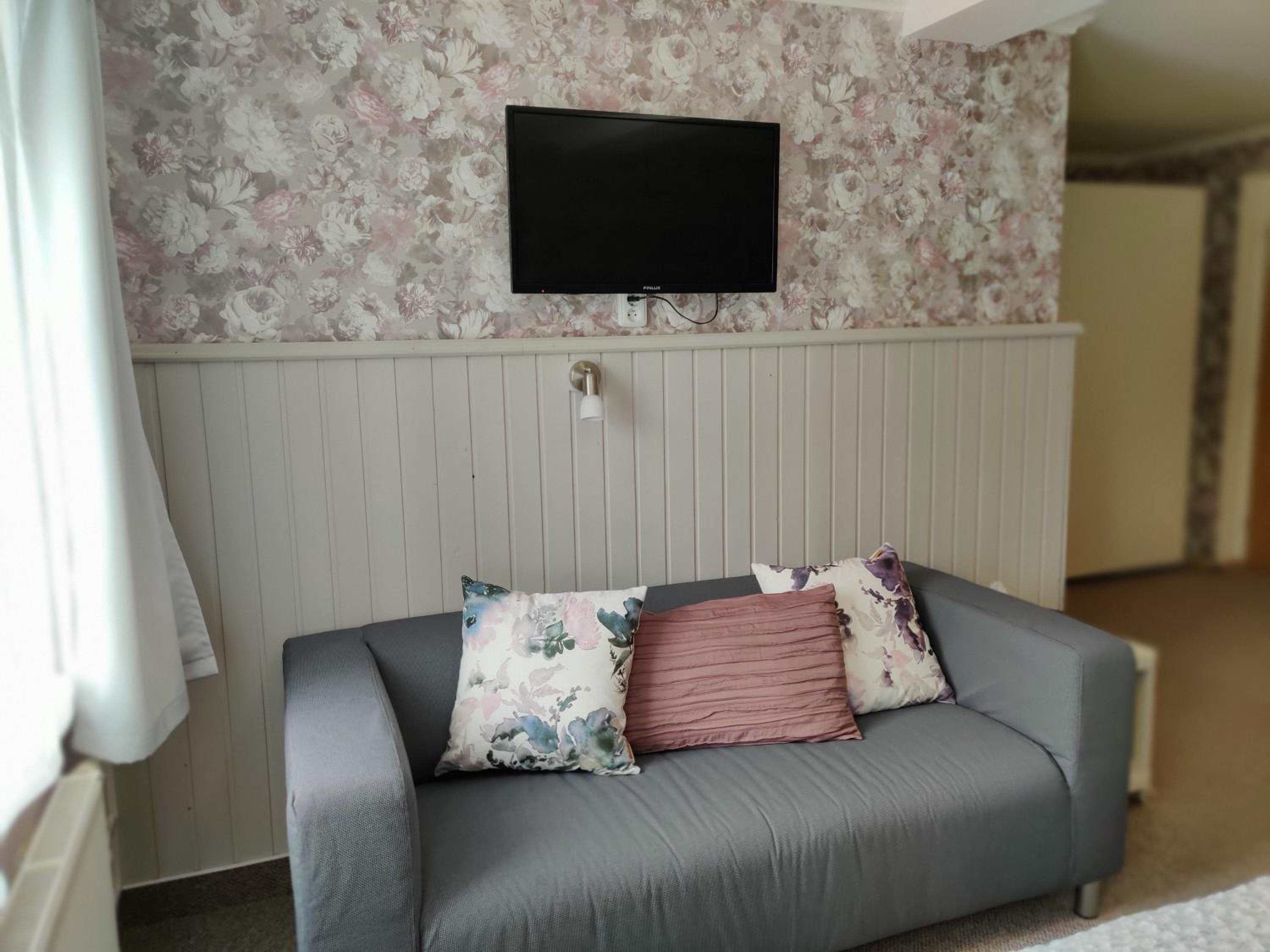 Family Room with Garden View - Photo 6