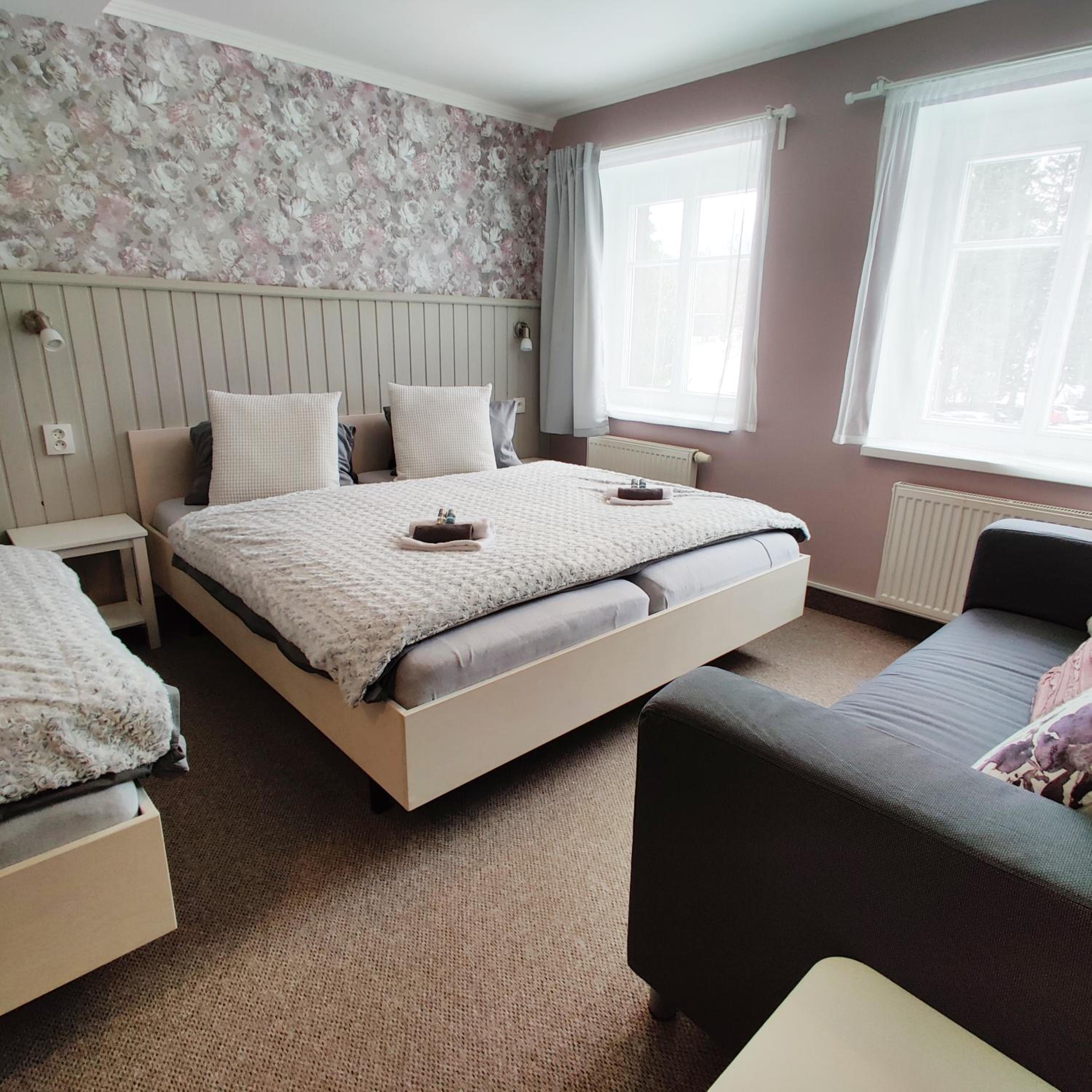Family Room with Garden View - Photo 2