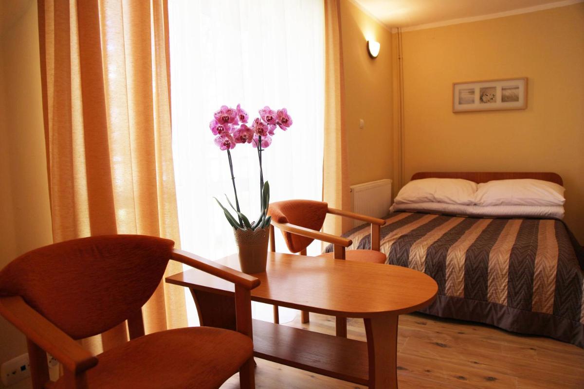 Large Double Room - Photo 1