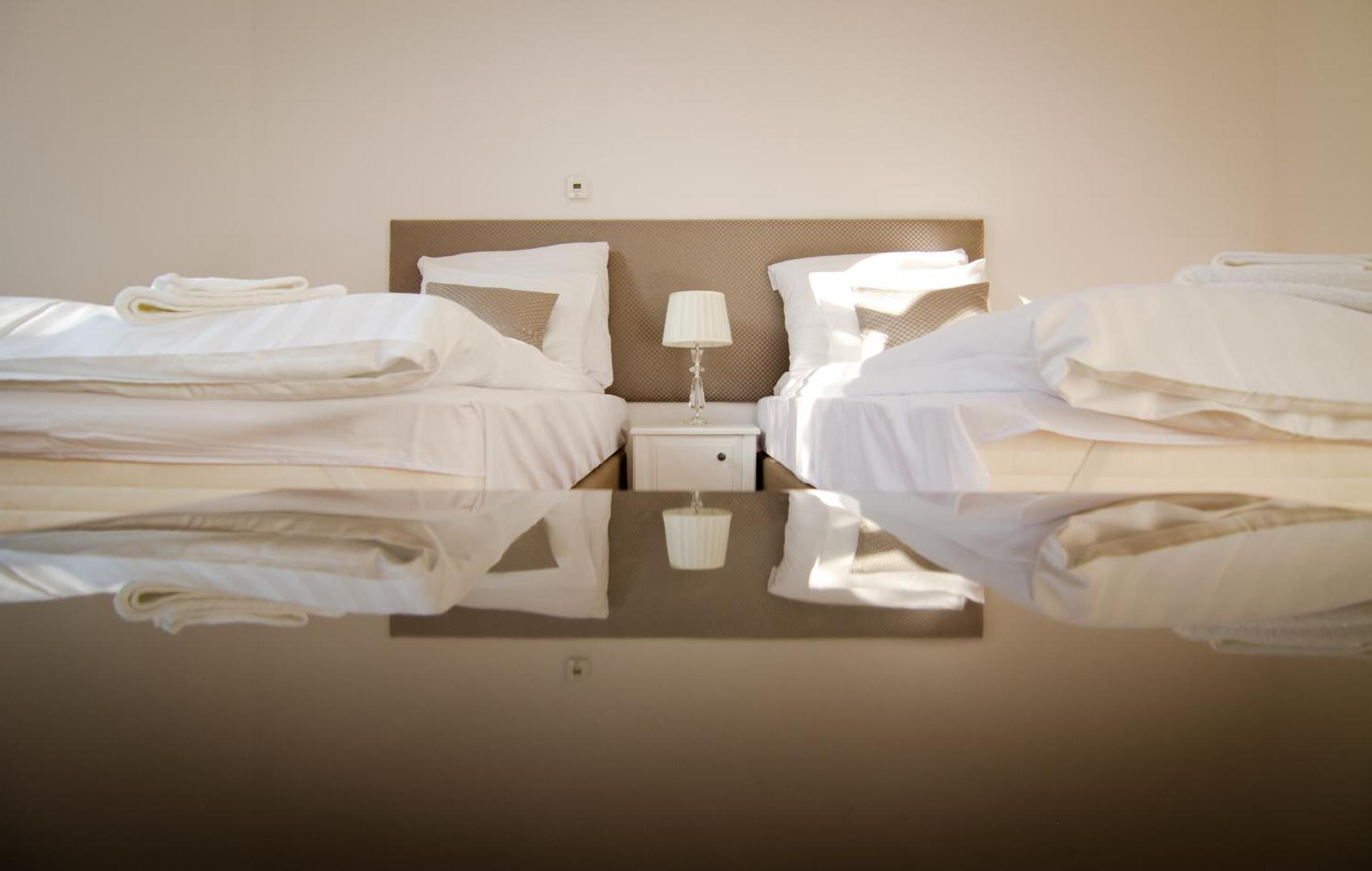 Double or Twin Room with Private Bathroom - Photo 3